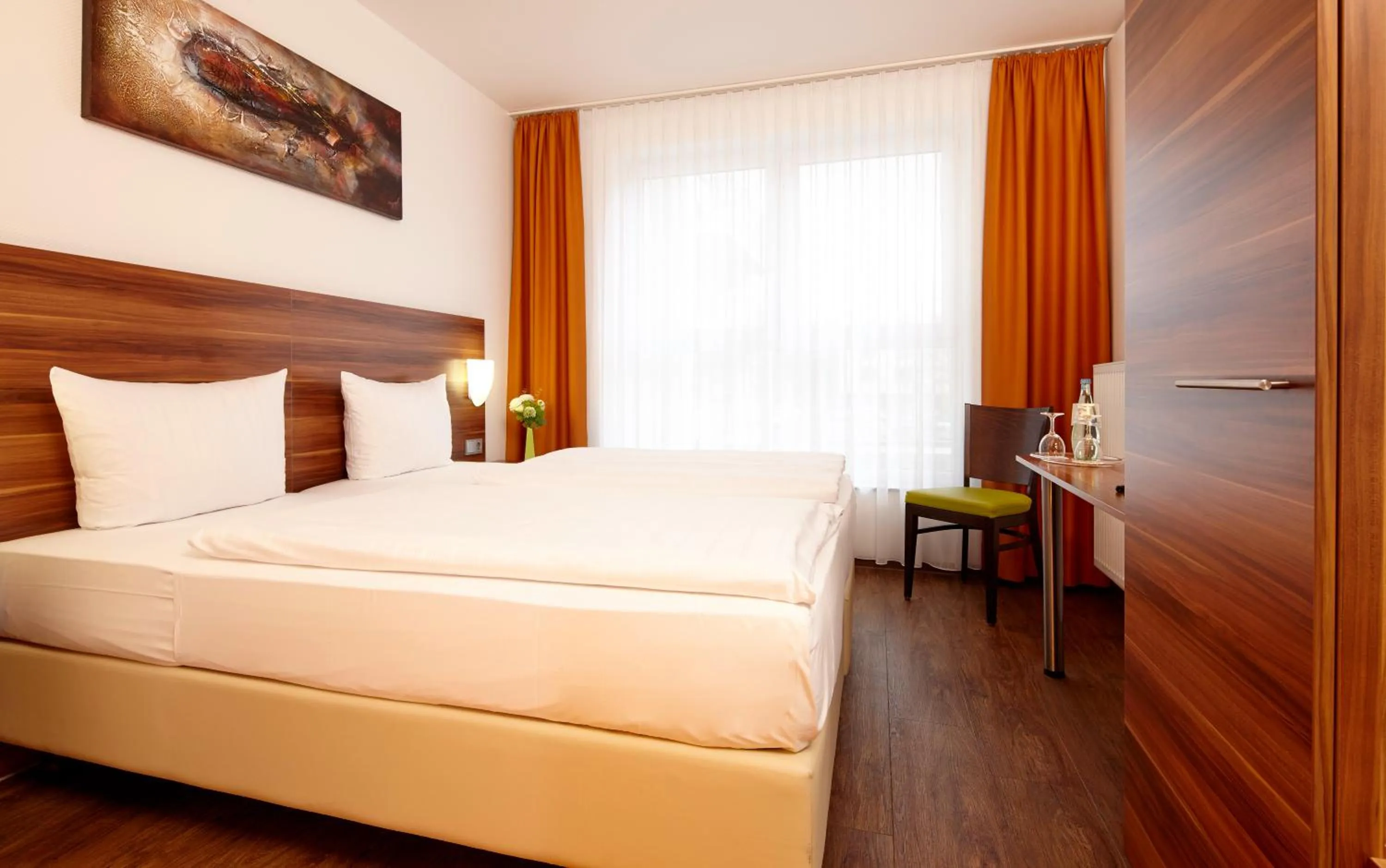 Photo of the whole room, Bed in ante porta DAS STADTHOTEL