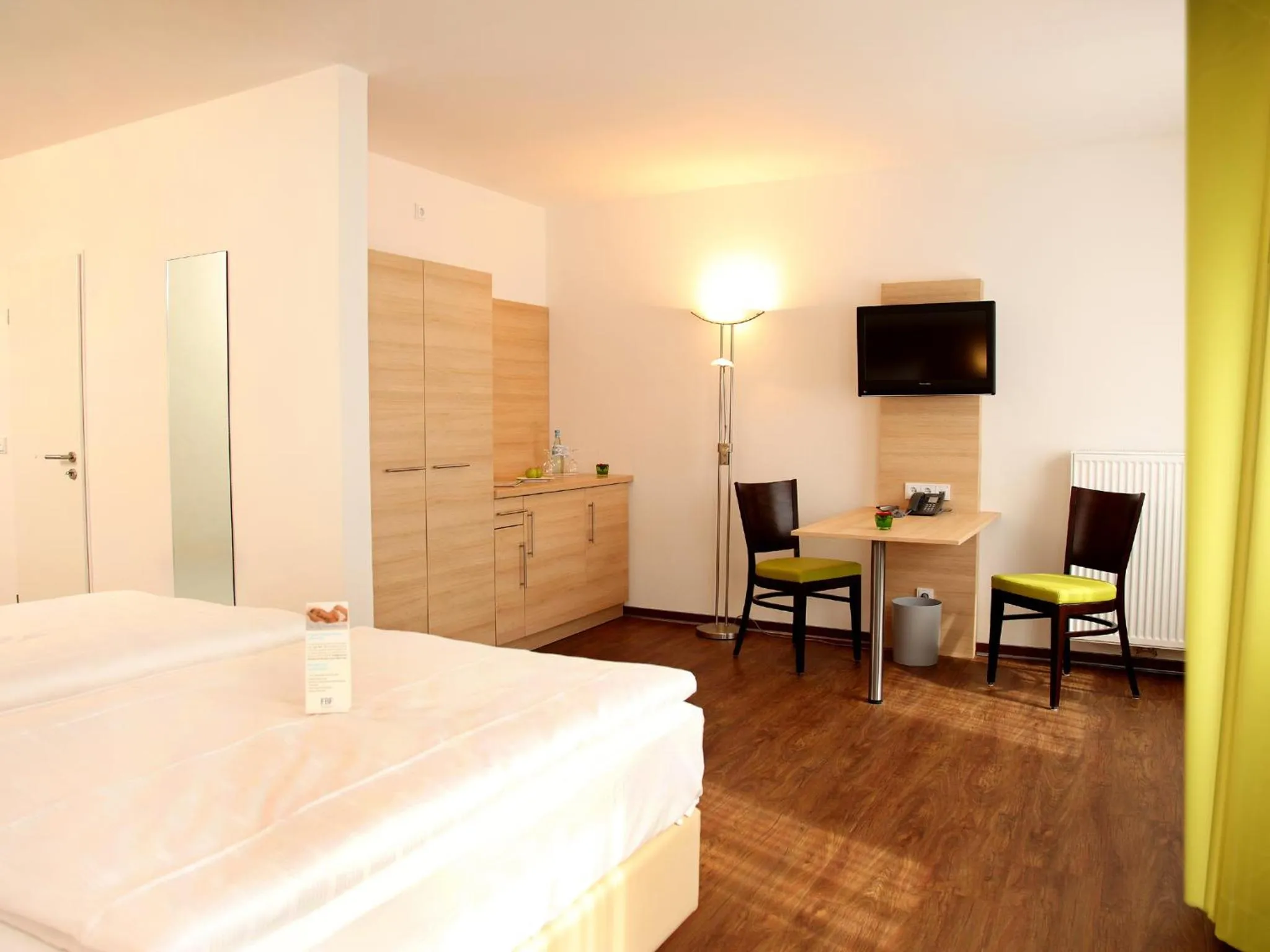 Photo of the whole room, Bed in ante porta DAS STADTHOTEL