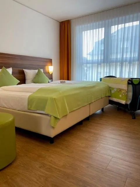 cot, Bed in ante porta DAS STADTHOTEL