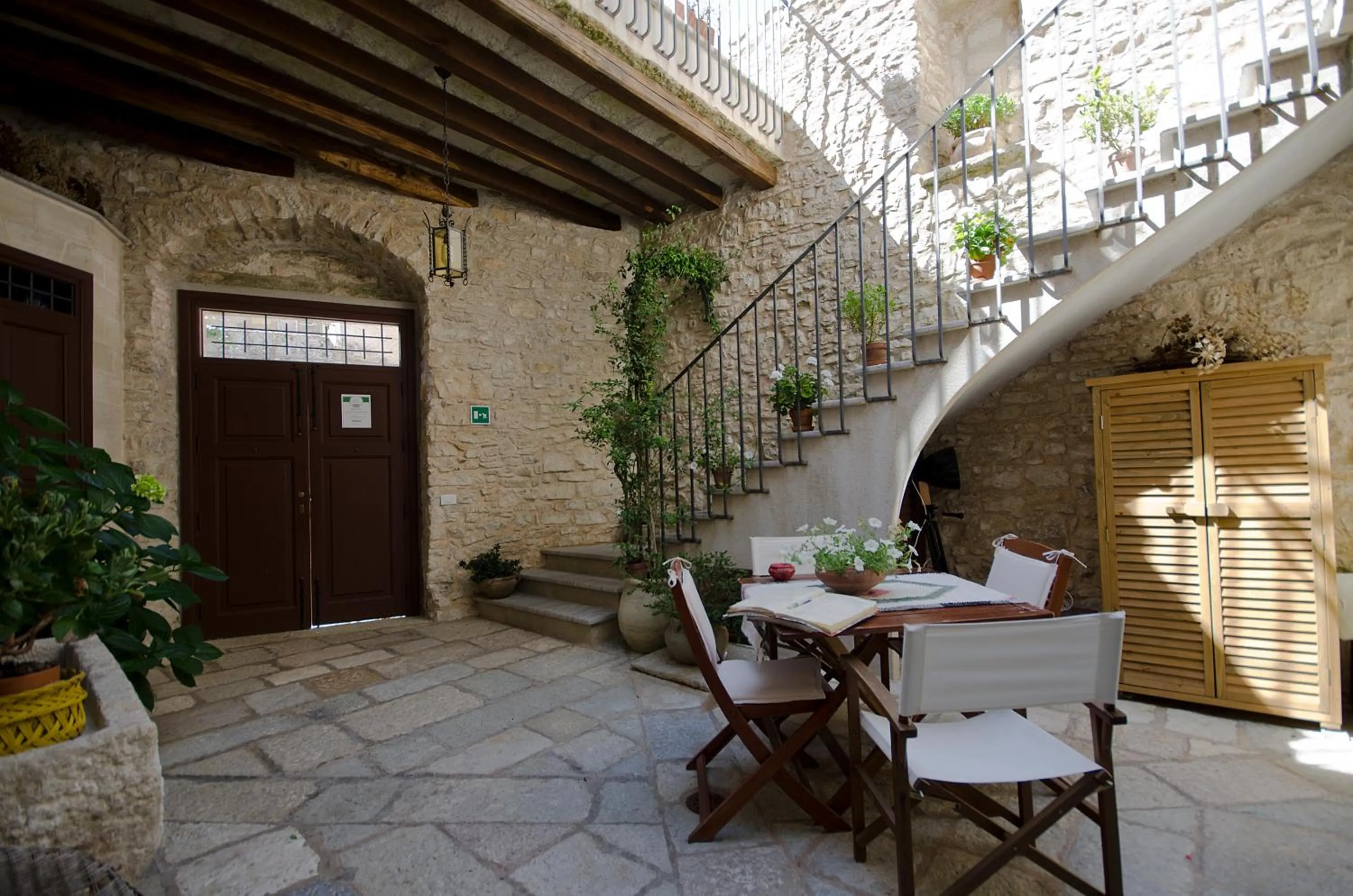Patio in Residence Erice Pietre Antiche