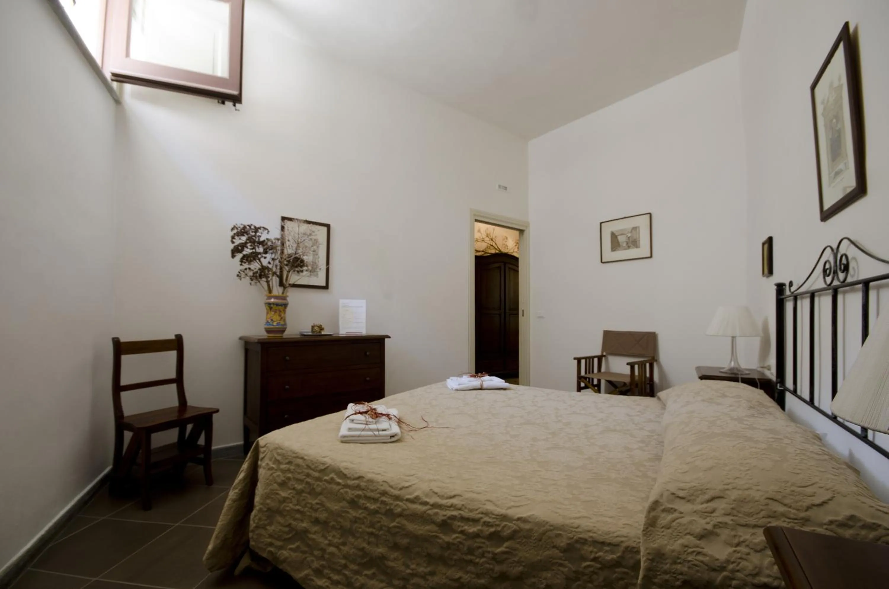 Photo of the whole room, Bed in Residence Erice Pietre Antiche