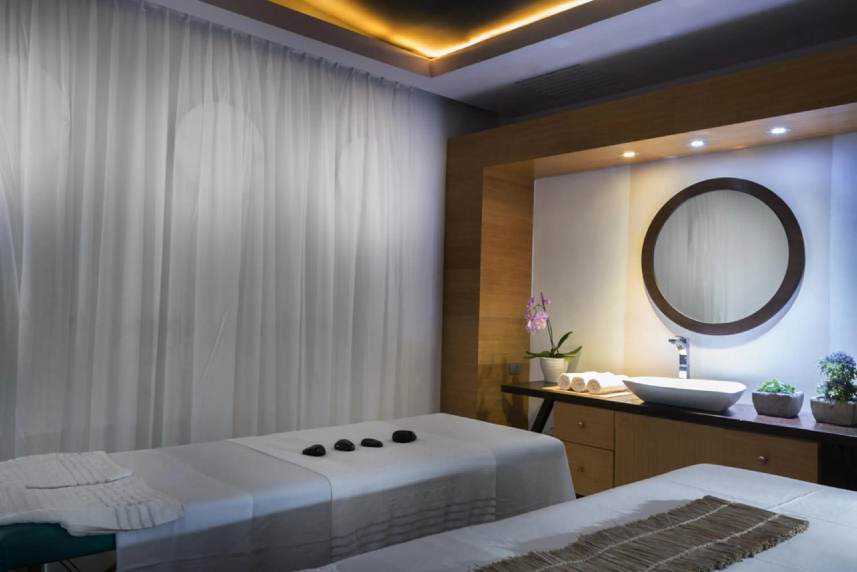 Massage, Bed in Leonardo Hotel Jerusalem