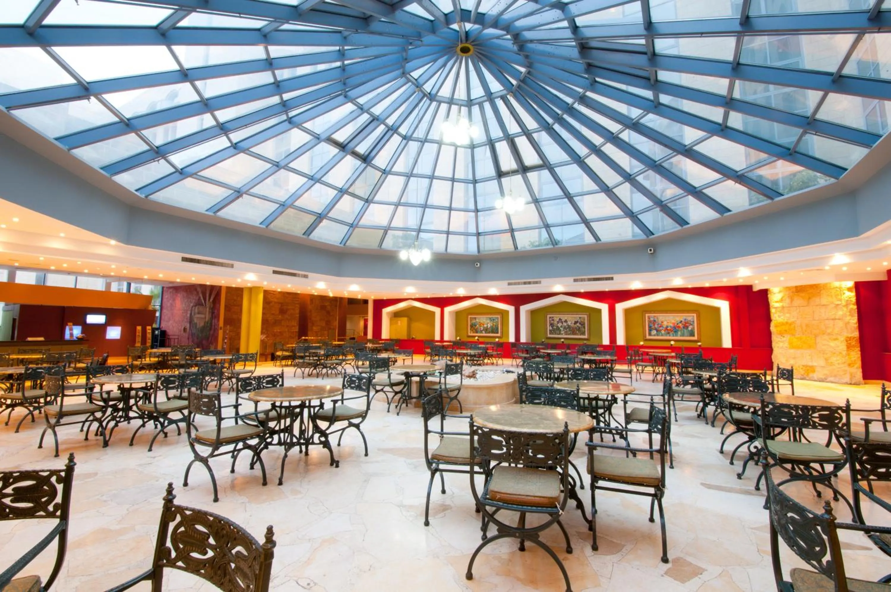 Restaurant/places to eat in Leonardo Hotel Jerusalem