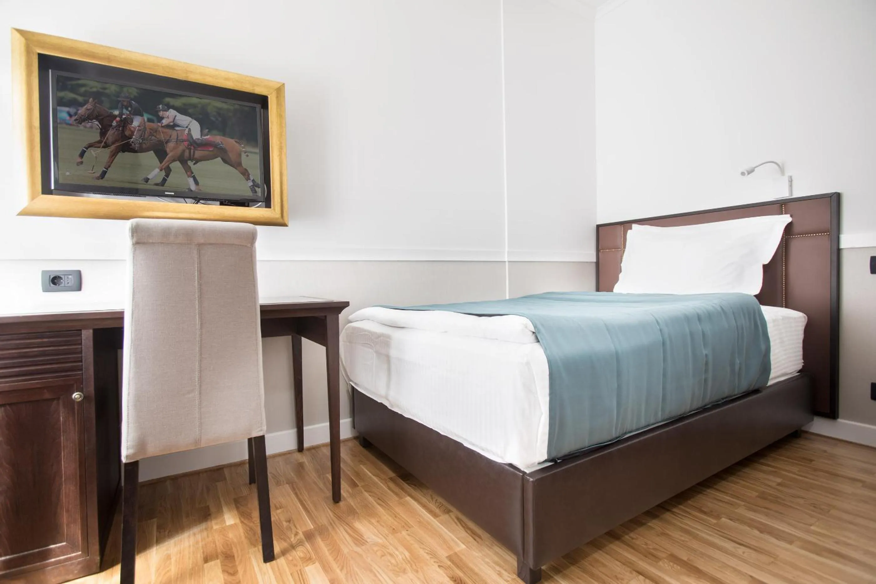 TV and multimedia, Bed in Hotel Majestic