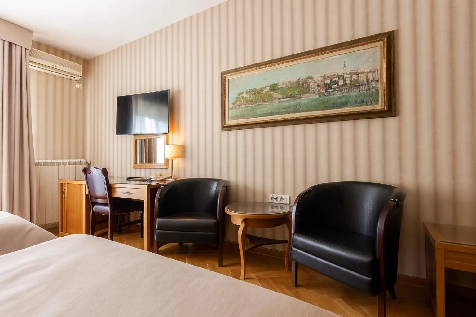 Seating area, Bed in Hotel Majestic