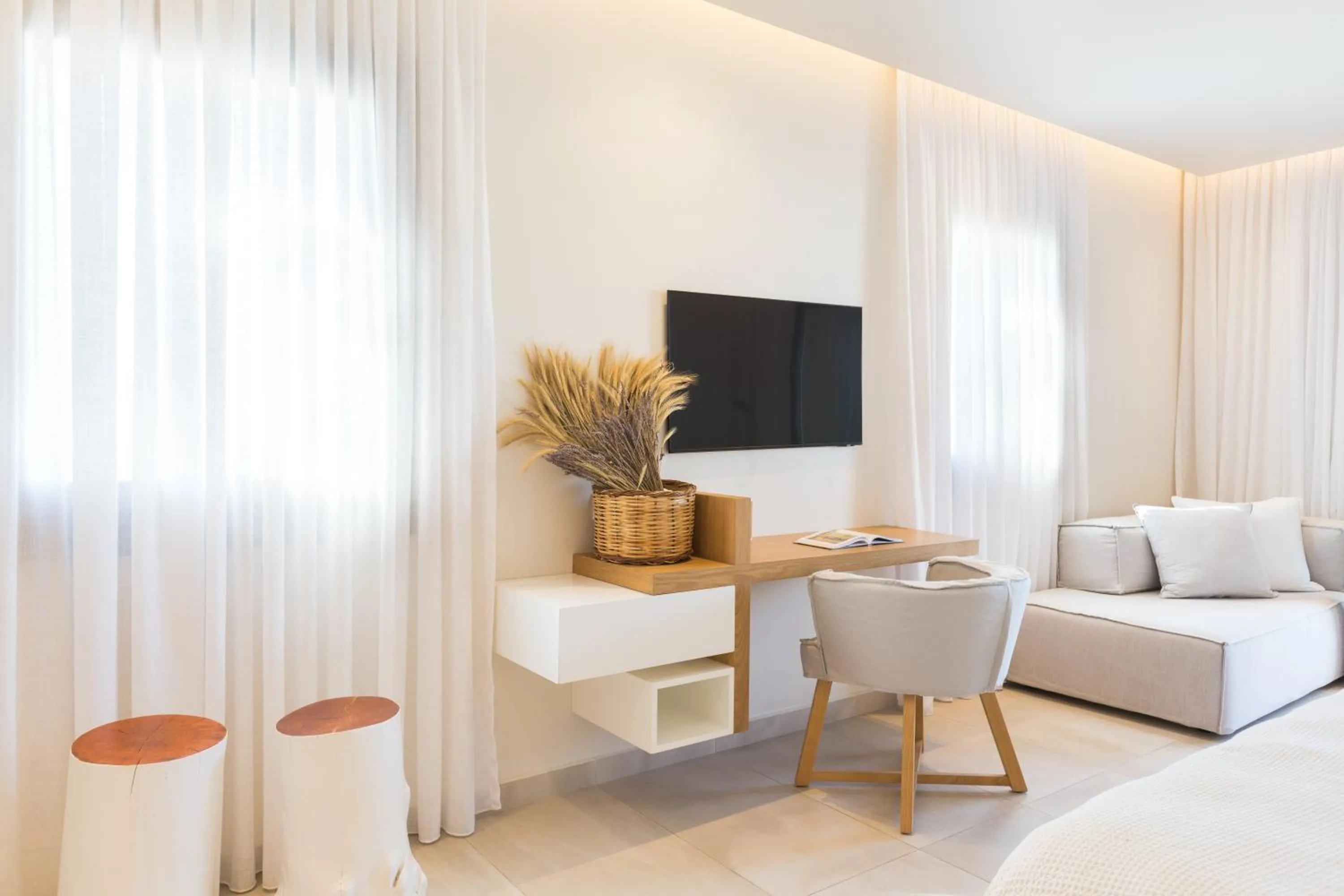 TV and multimedia in 18 Grapes Hotel