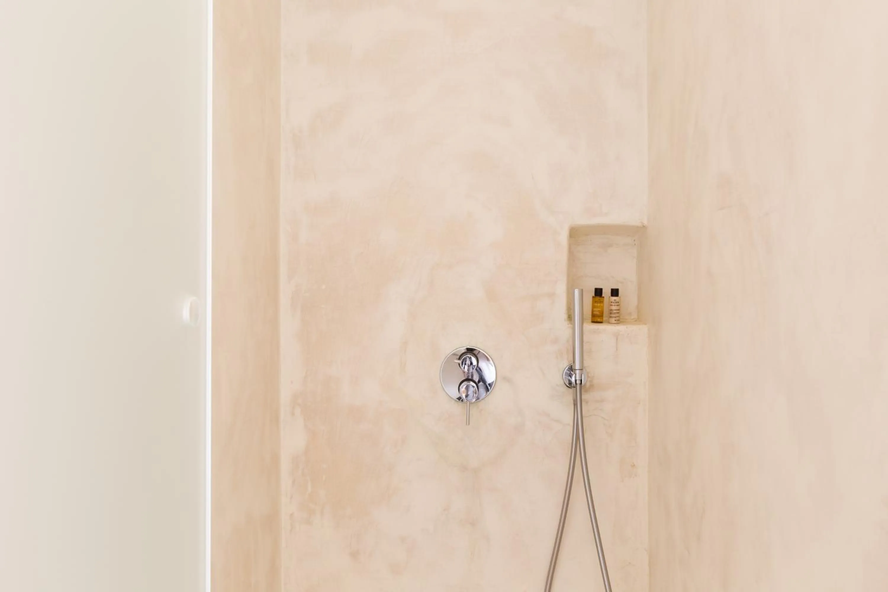 Shower in 18 Grapes Hotel