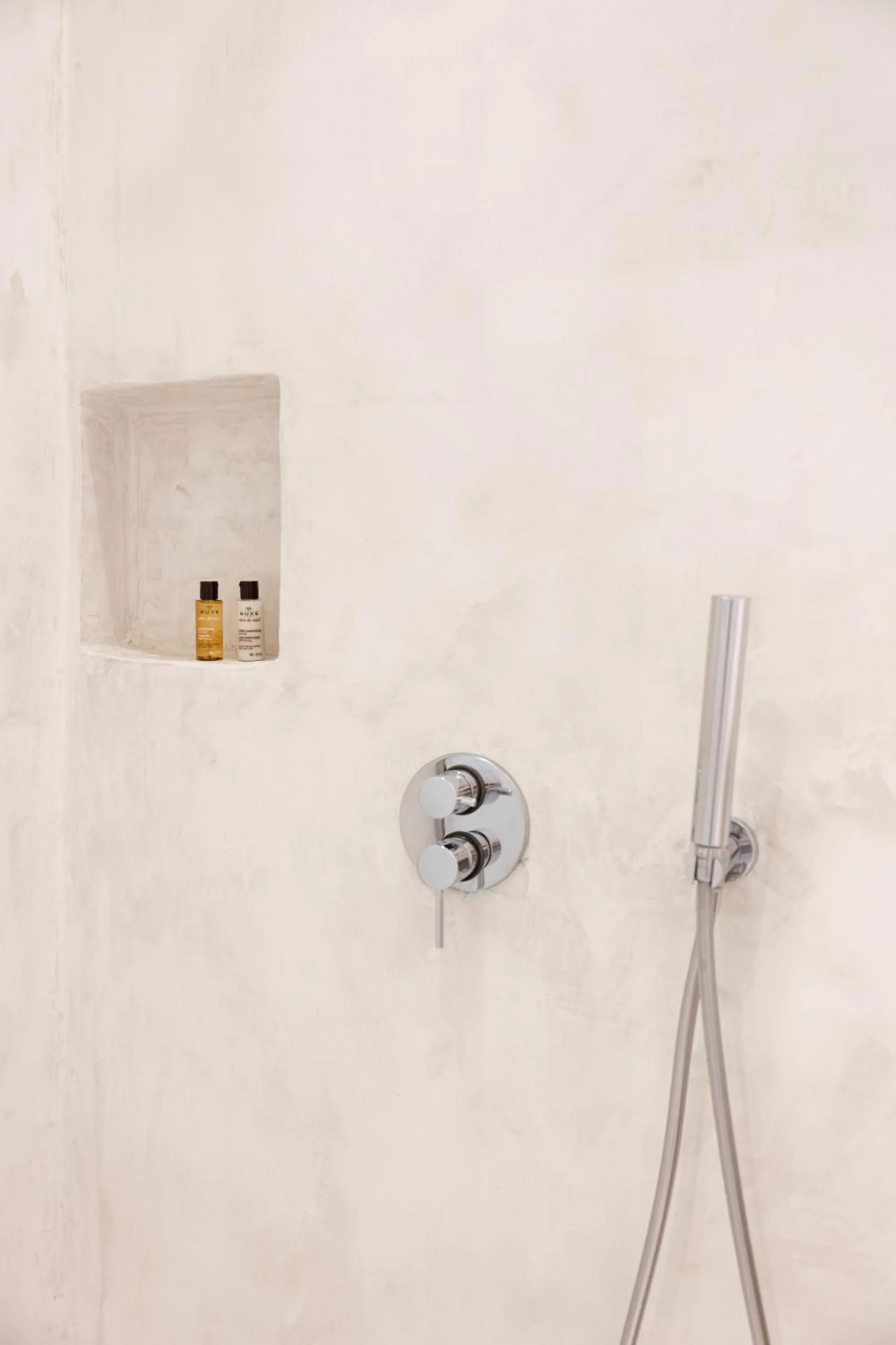 Shower in 18 Grapes Hotel