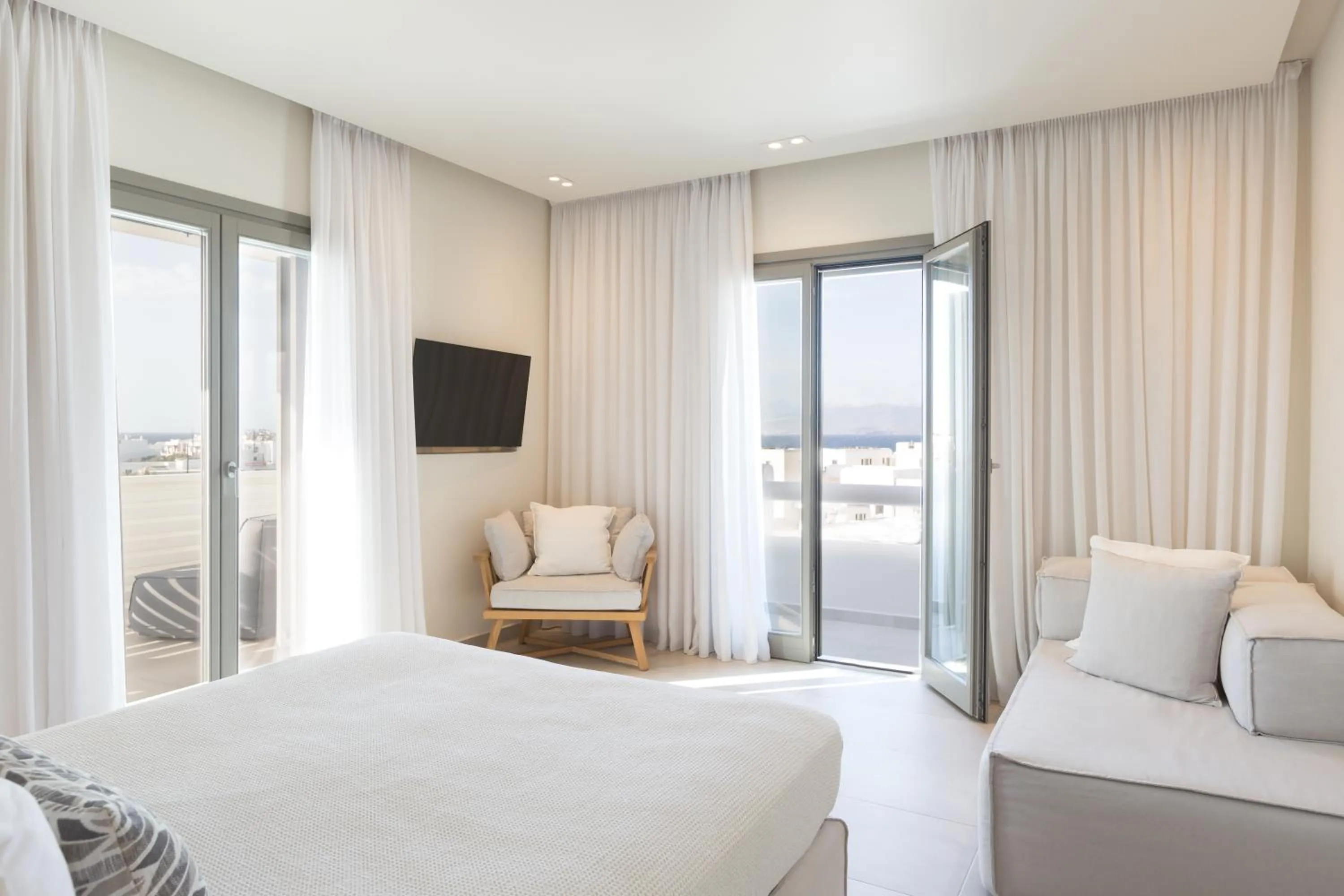 Seating area, Bed in 18 Grapes Hotel