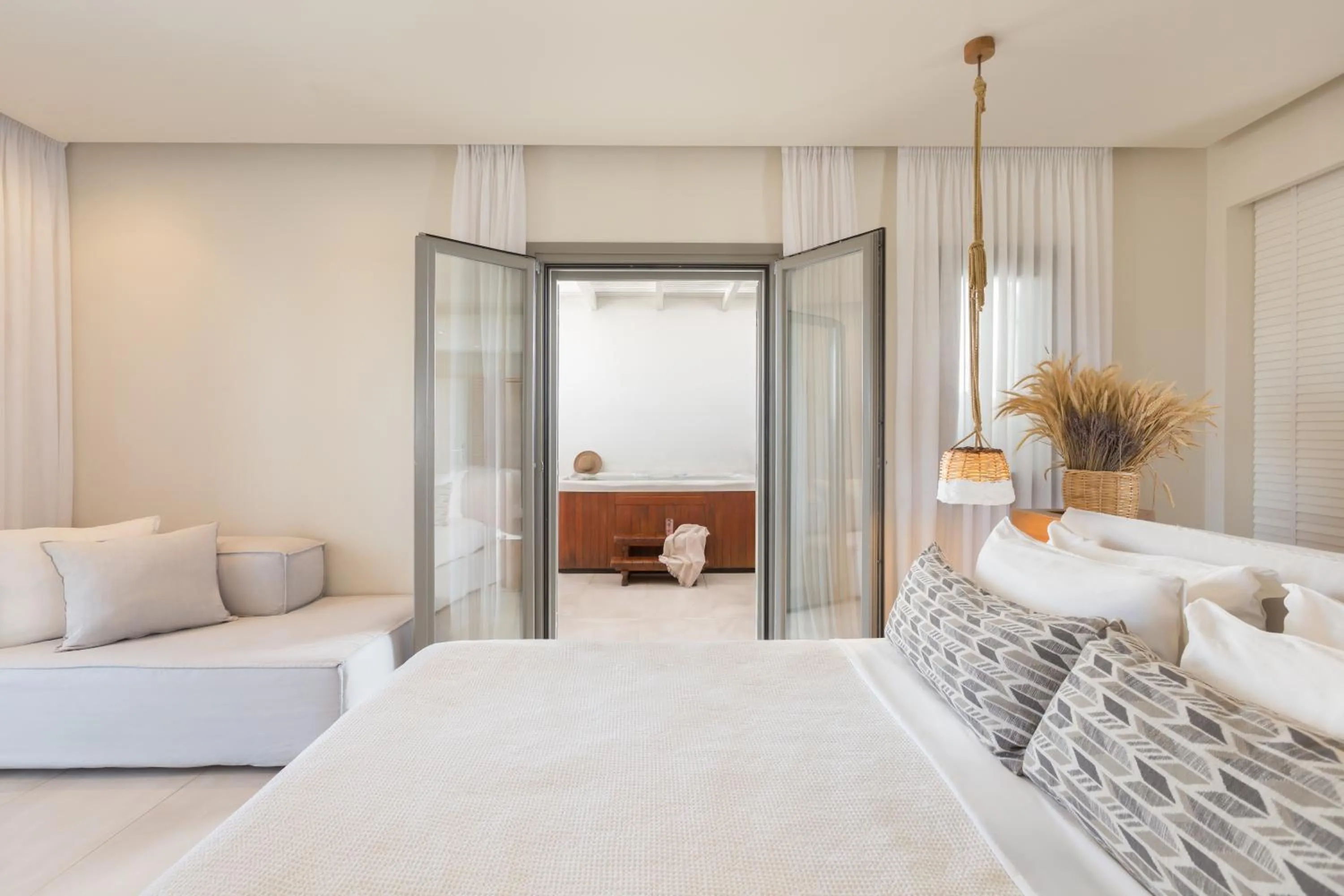 Balcony/Terrace, Bed in 18 Grapes Hotel