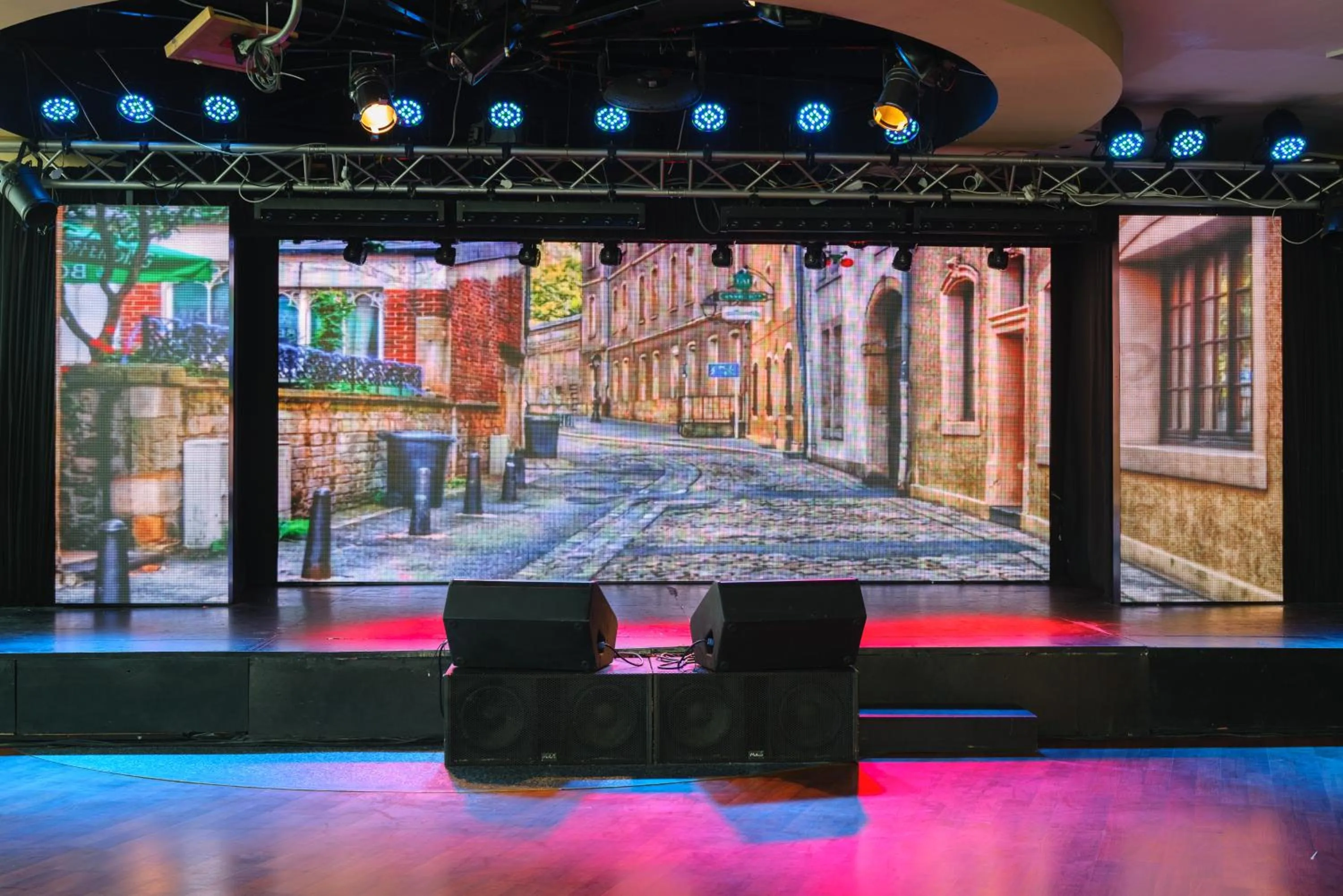 Evening entertainment in Leonardo Plaza Hotel Dead Sea