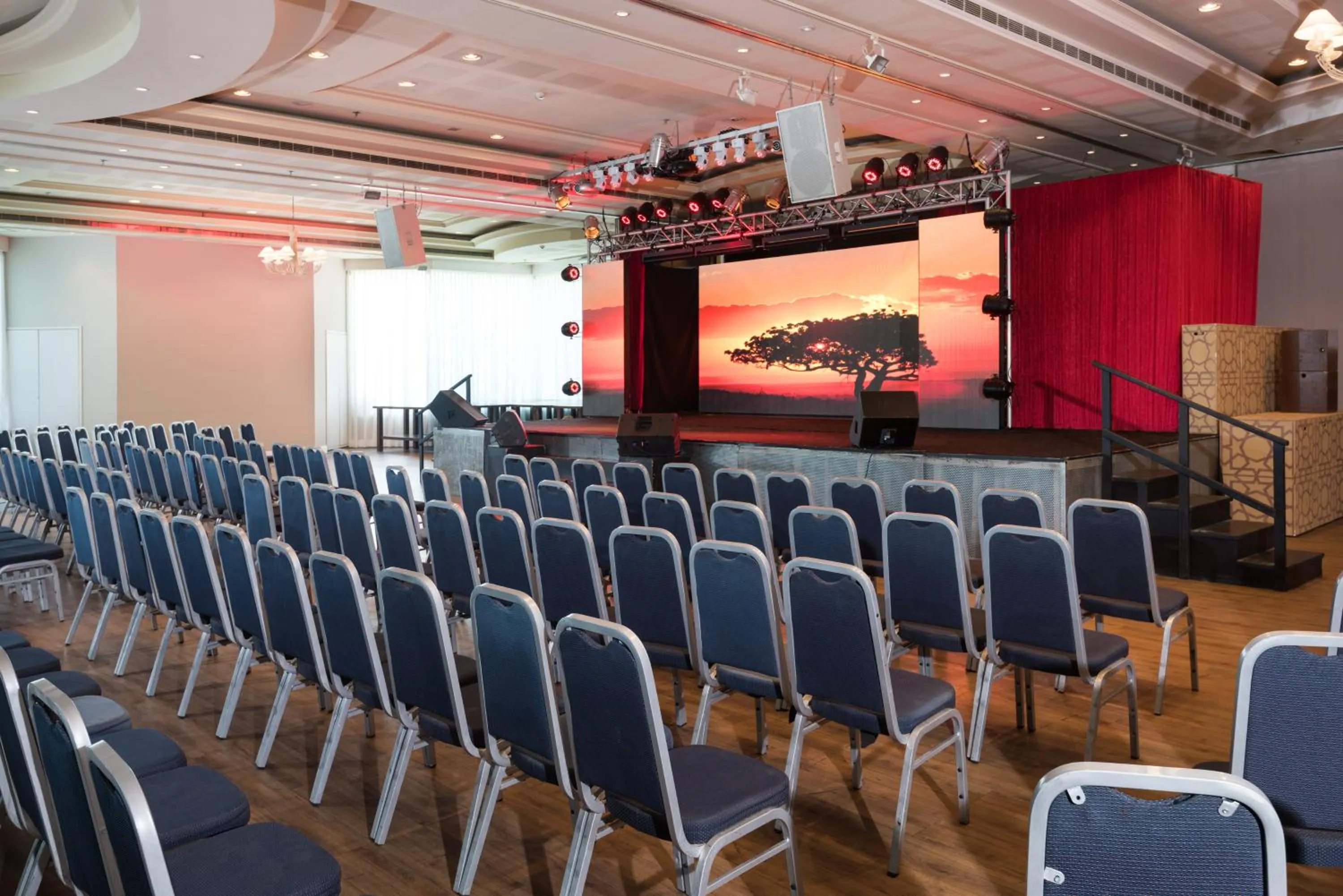 Evening entertainment in Leonardo Plaza Hotel Dead Sea