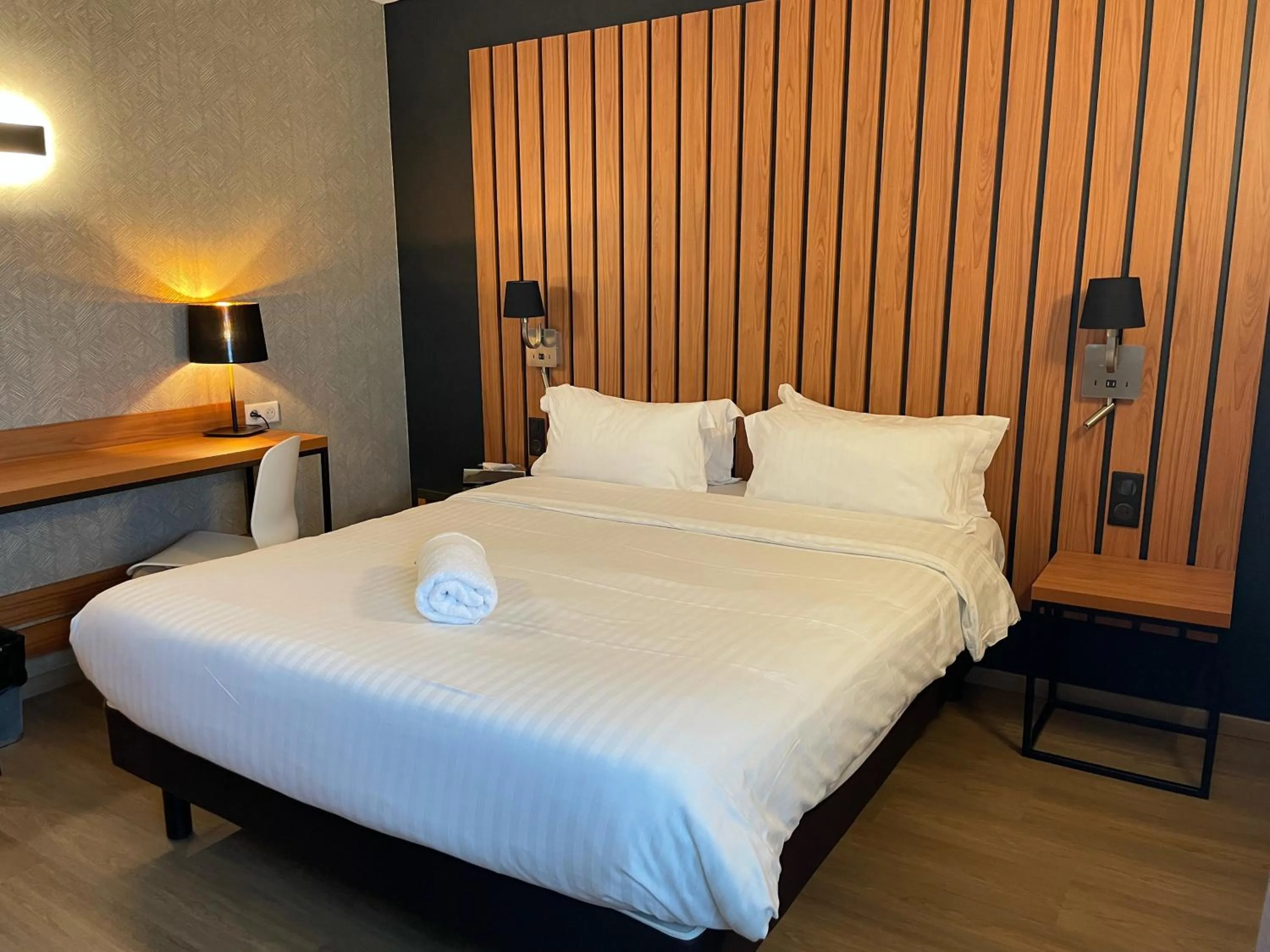 Bed in Best Western Côte des Sables Plouescat