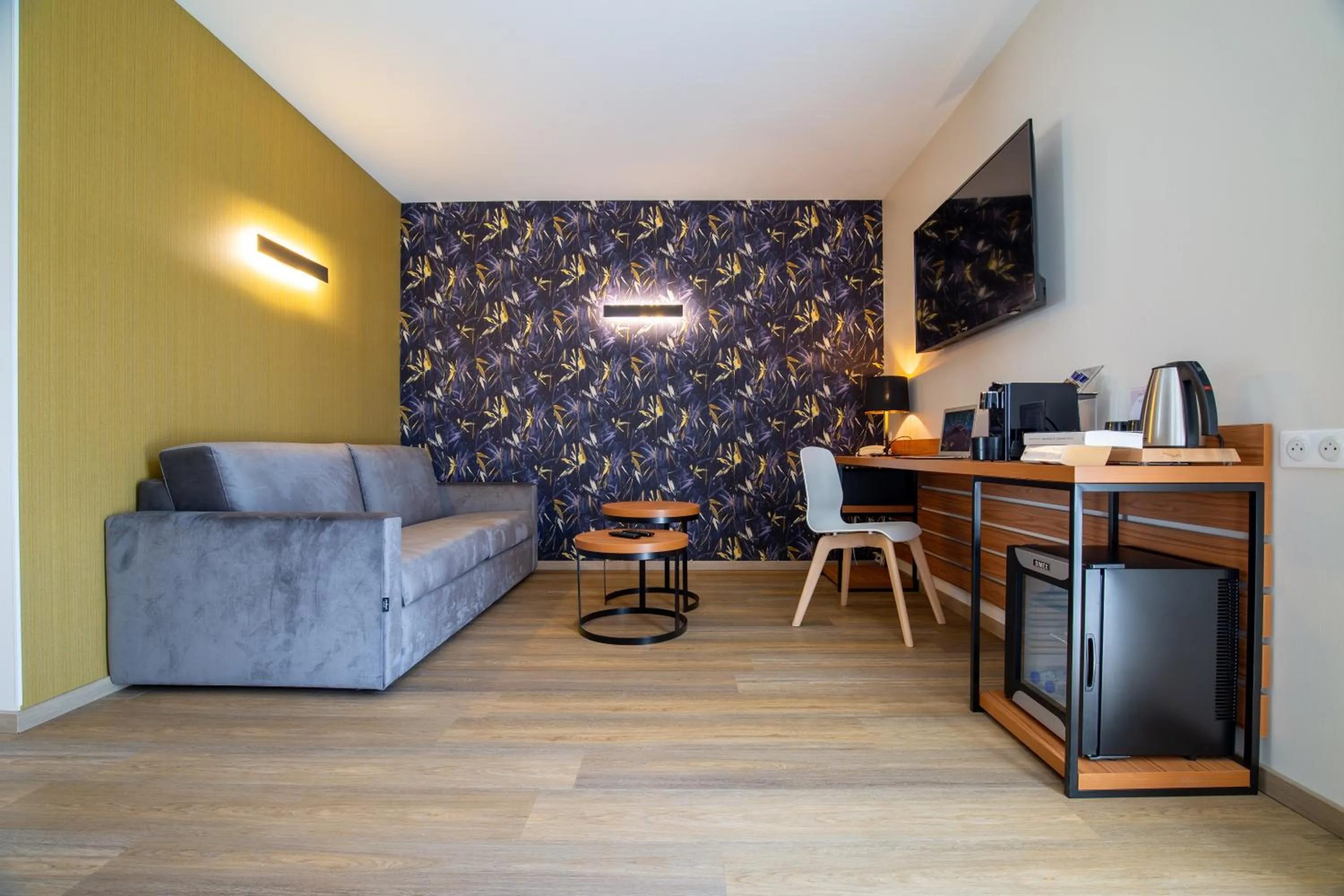 TV and multimedia in Best Western Côte des Sables Plouescat