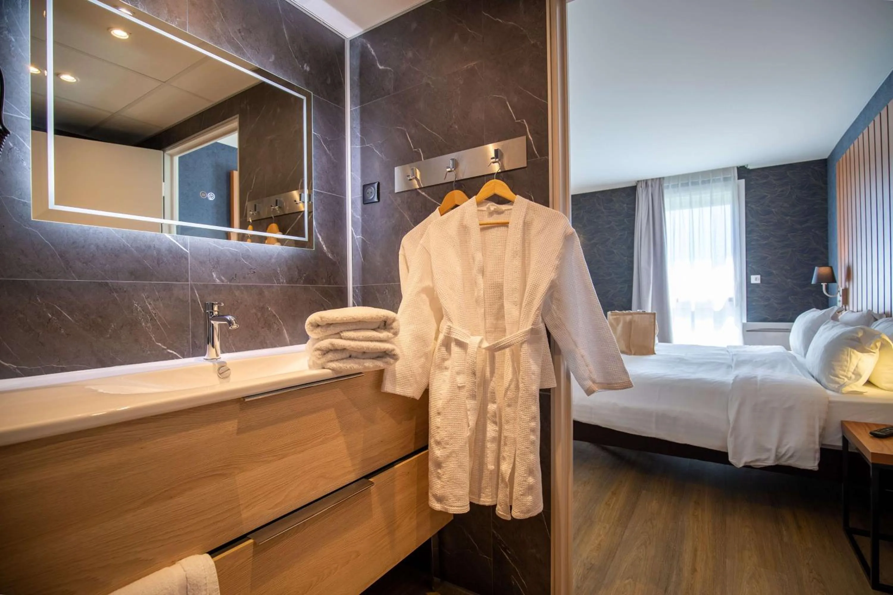 Bathroom, Bed in Brit Hotel & Spa Côte des Sables