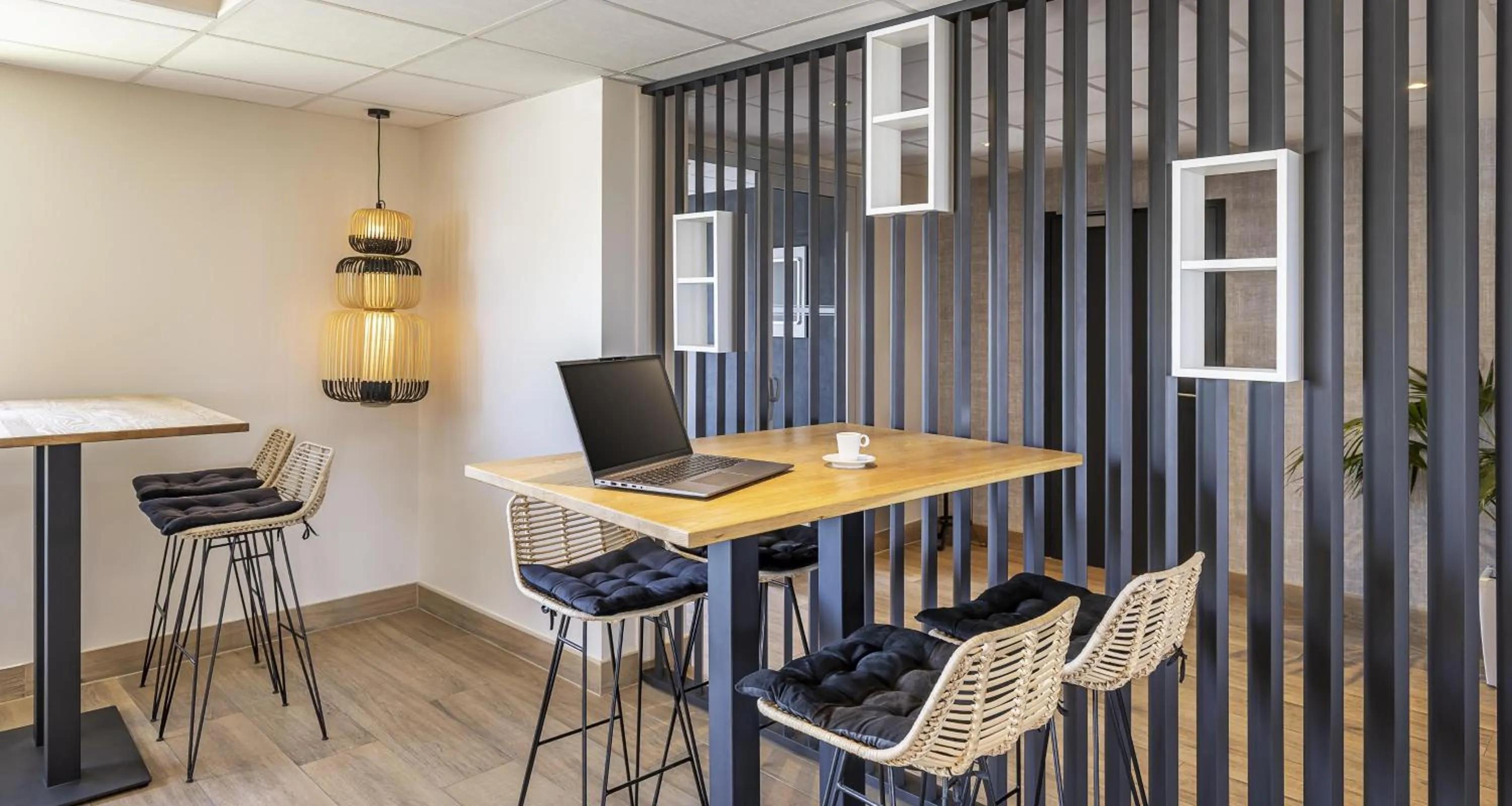 Lounge or bar in Best Western Côte des Sables Plouescat