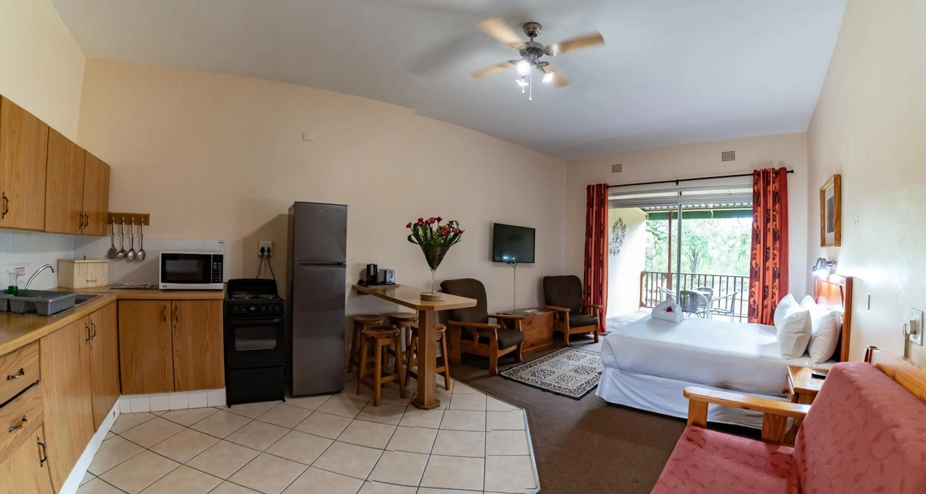 Kitchen or kitchenette, Bed in Gooderson Natal Spa Hot Springs Resort