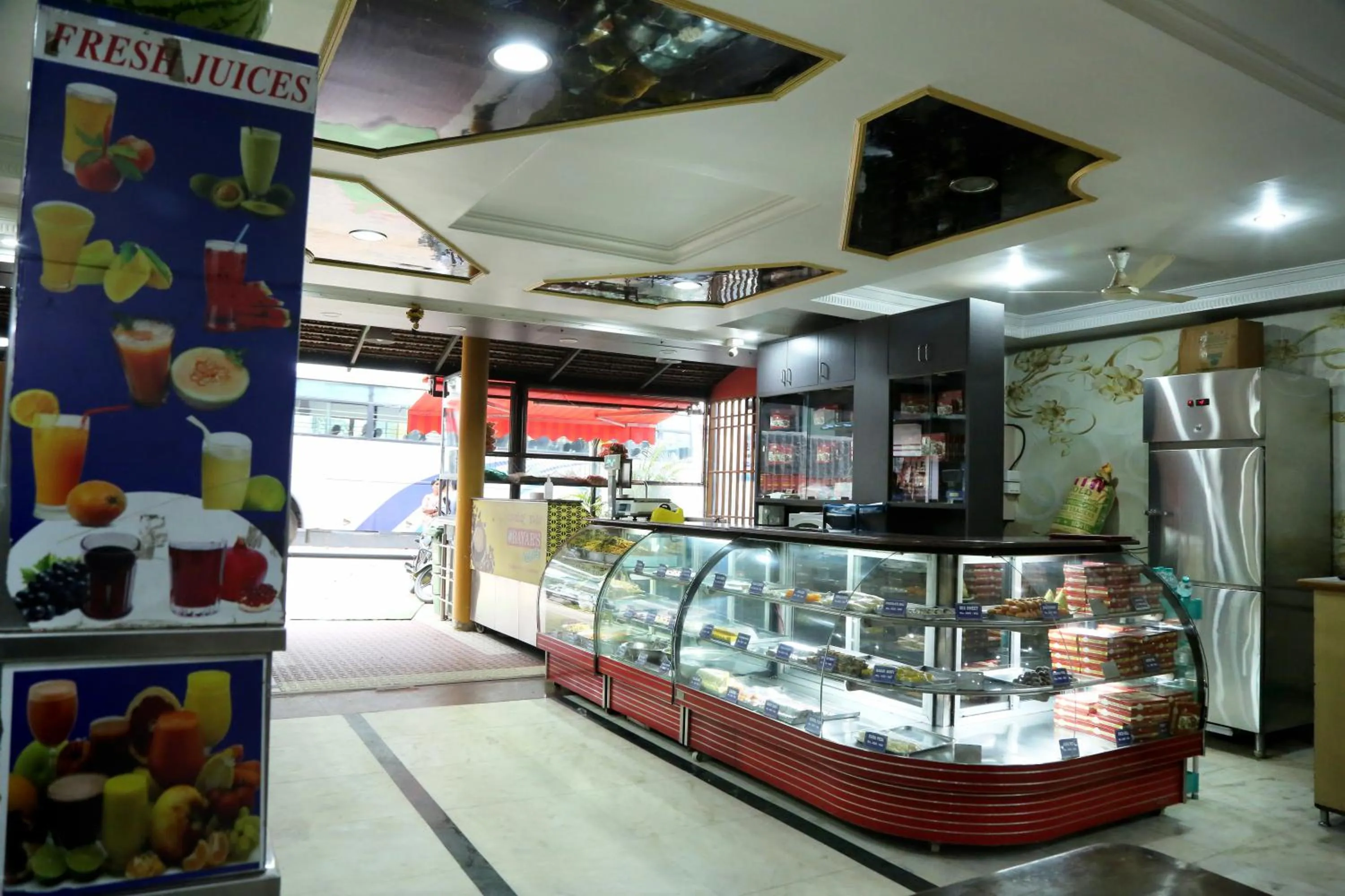 Restaurant/places to eat in Soundarya Hotel