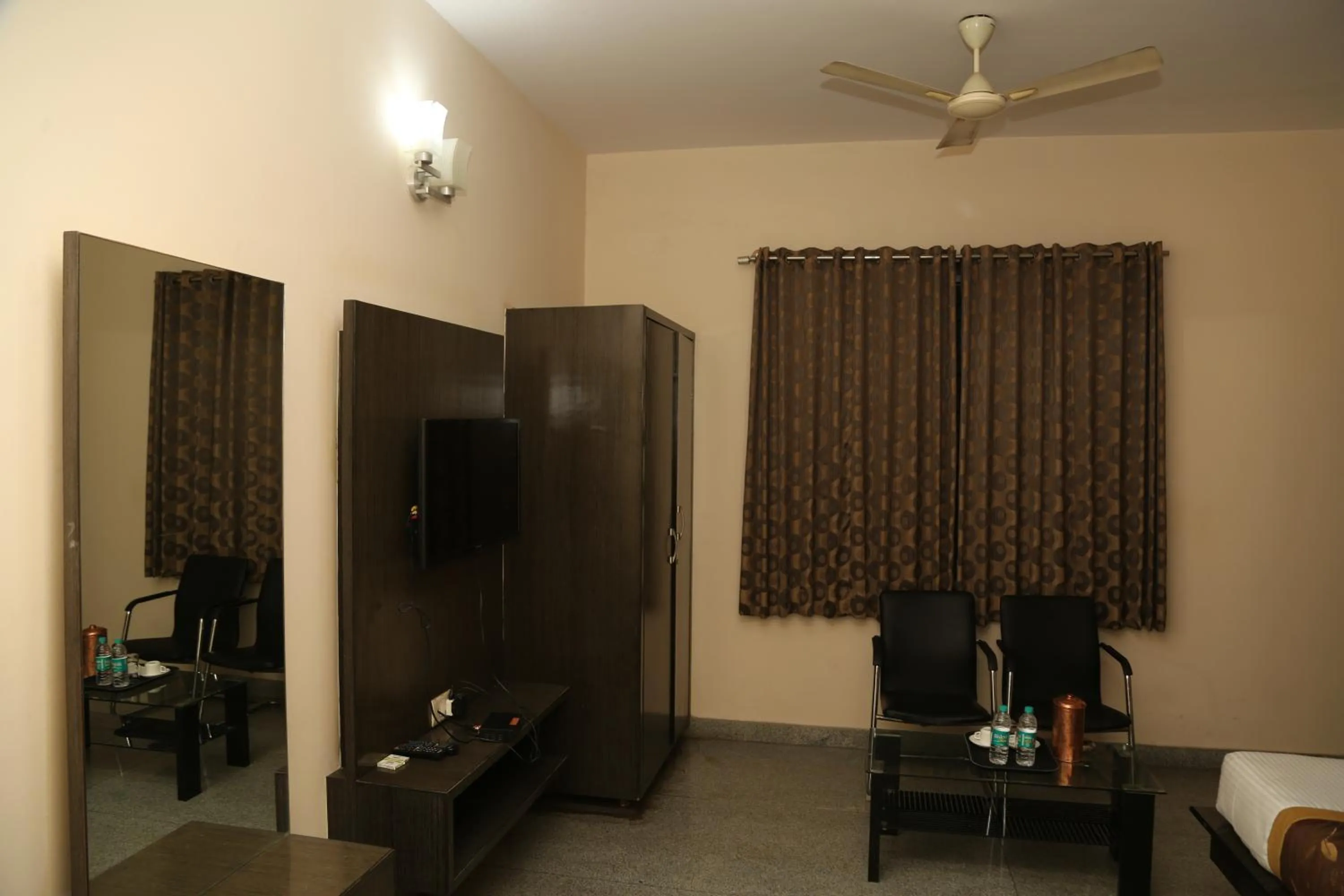 TV and multimedia in Soundarya Hotel