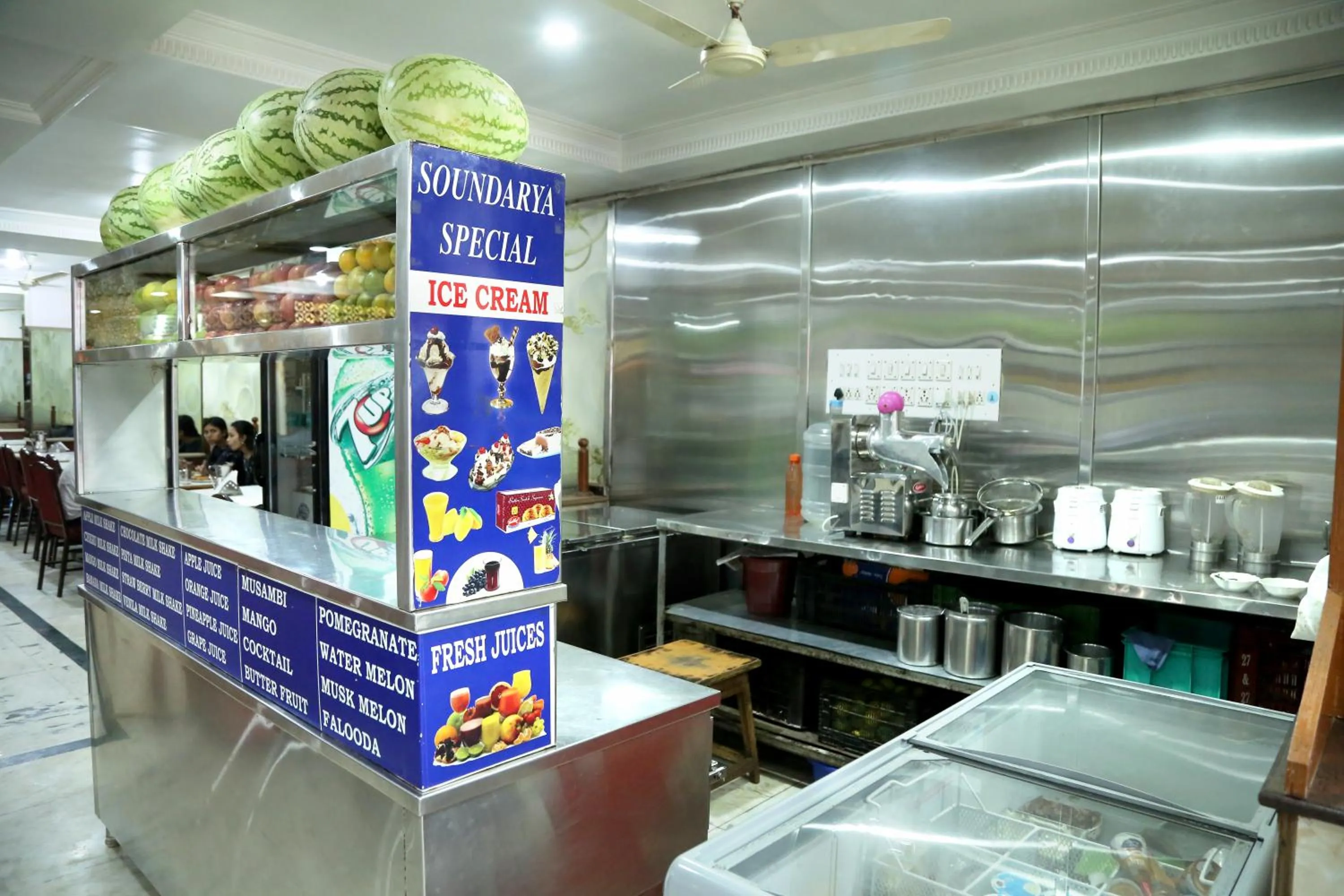 Restaurant/places to eat in Soundarya Hotel