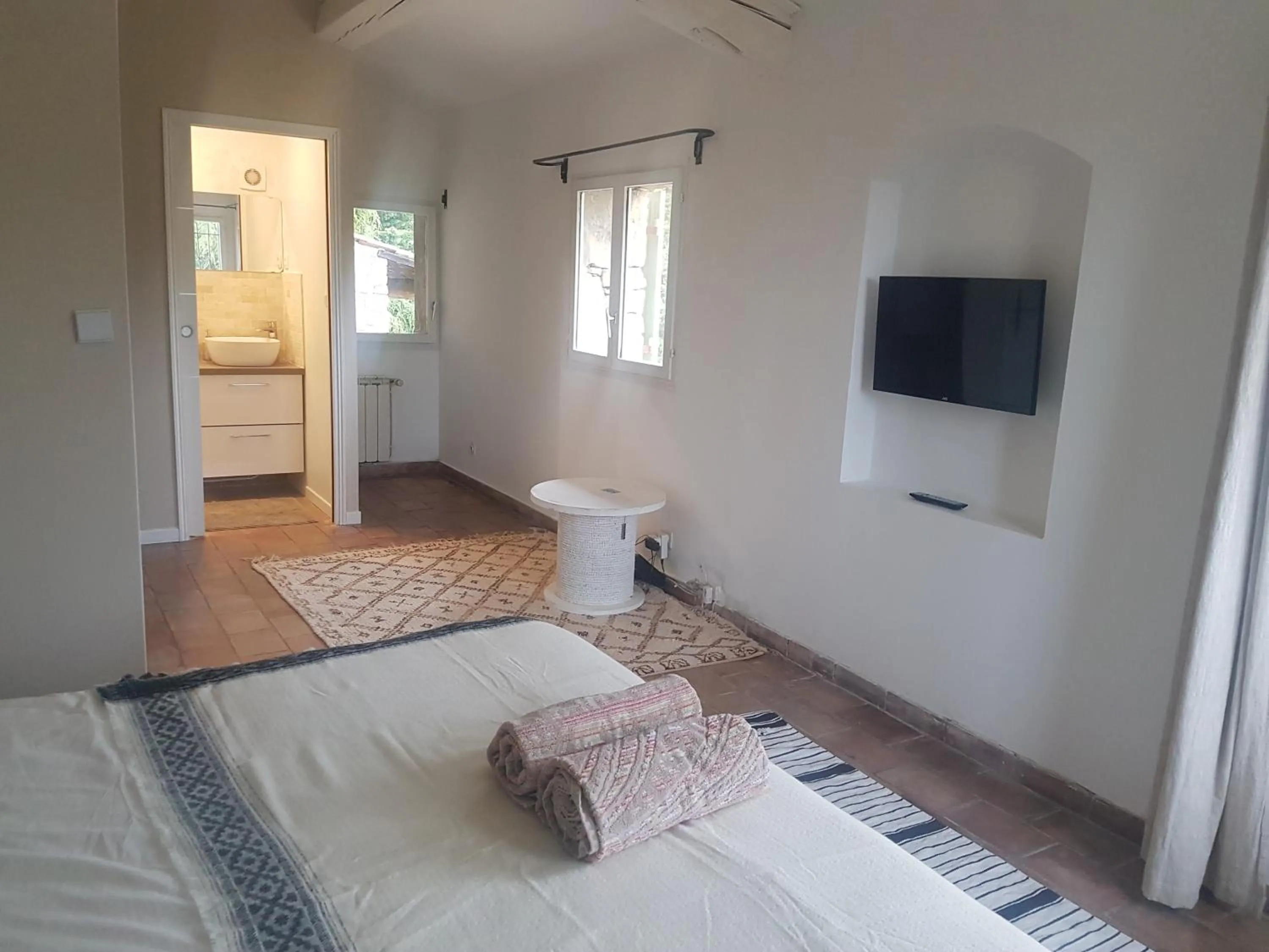 Bathroom, Bed in Mas au Cœur de La Provence & SPA