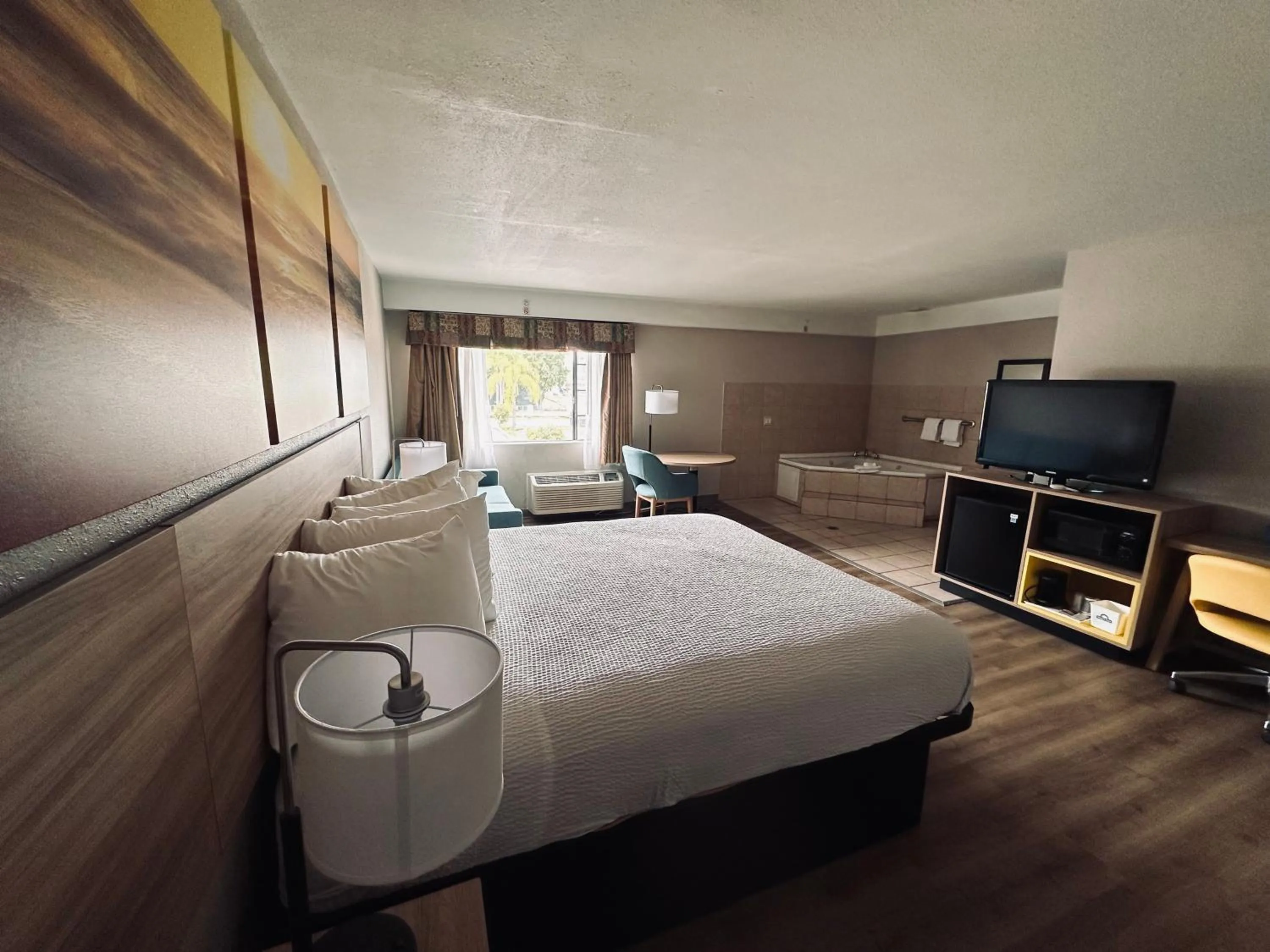 Bed in Days Inn & Suites by Wyndham Artesia