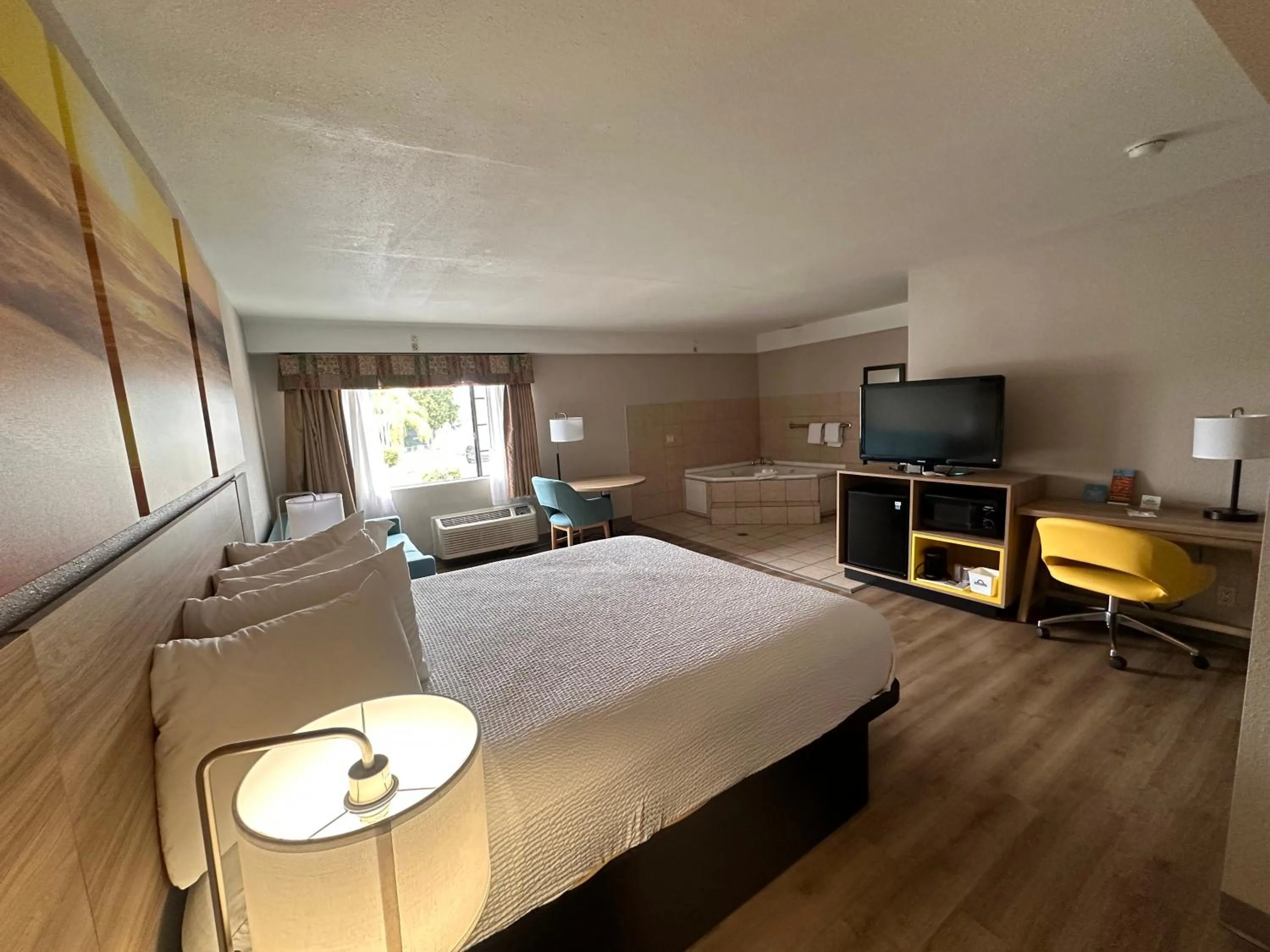 Bed in Days Inn & Suites by Wyndham Artesia