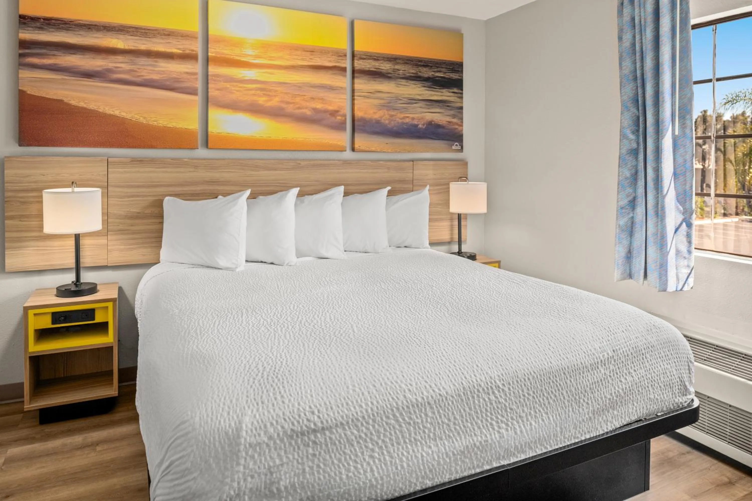 Bed in Days Inn & Suites by Wyndham Artesia