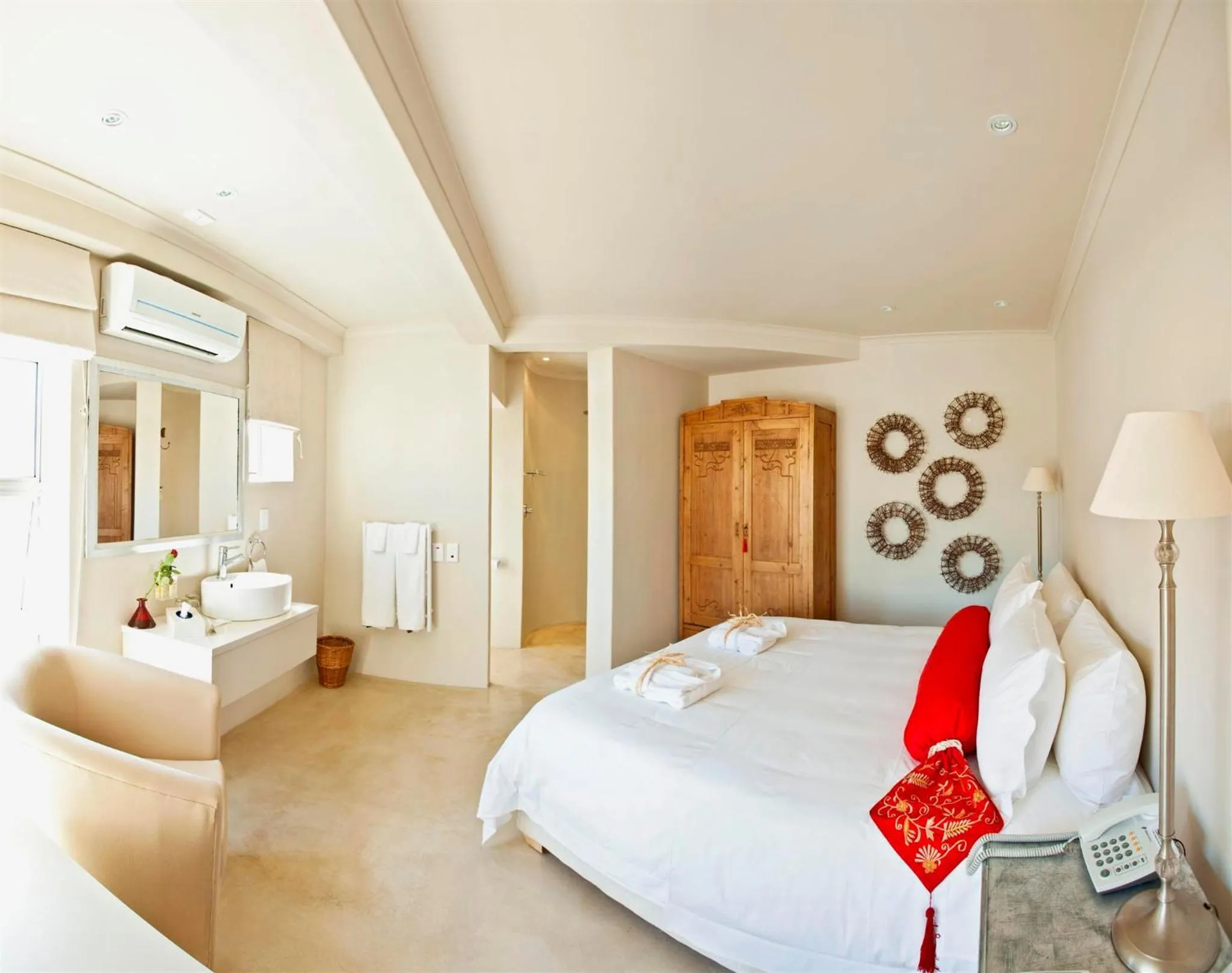 Photo of the whole room, Bed in Rouge on Rose Boutique Hotel