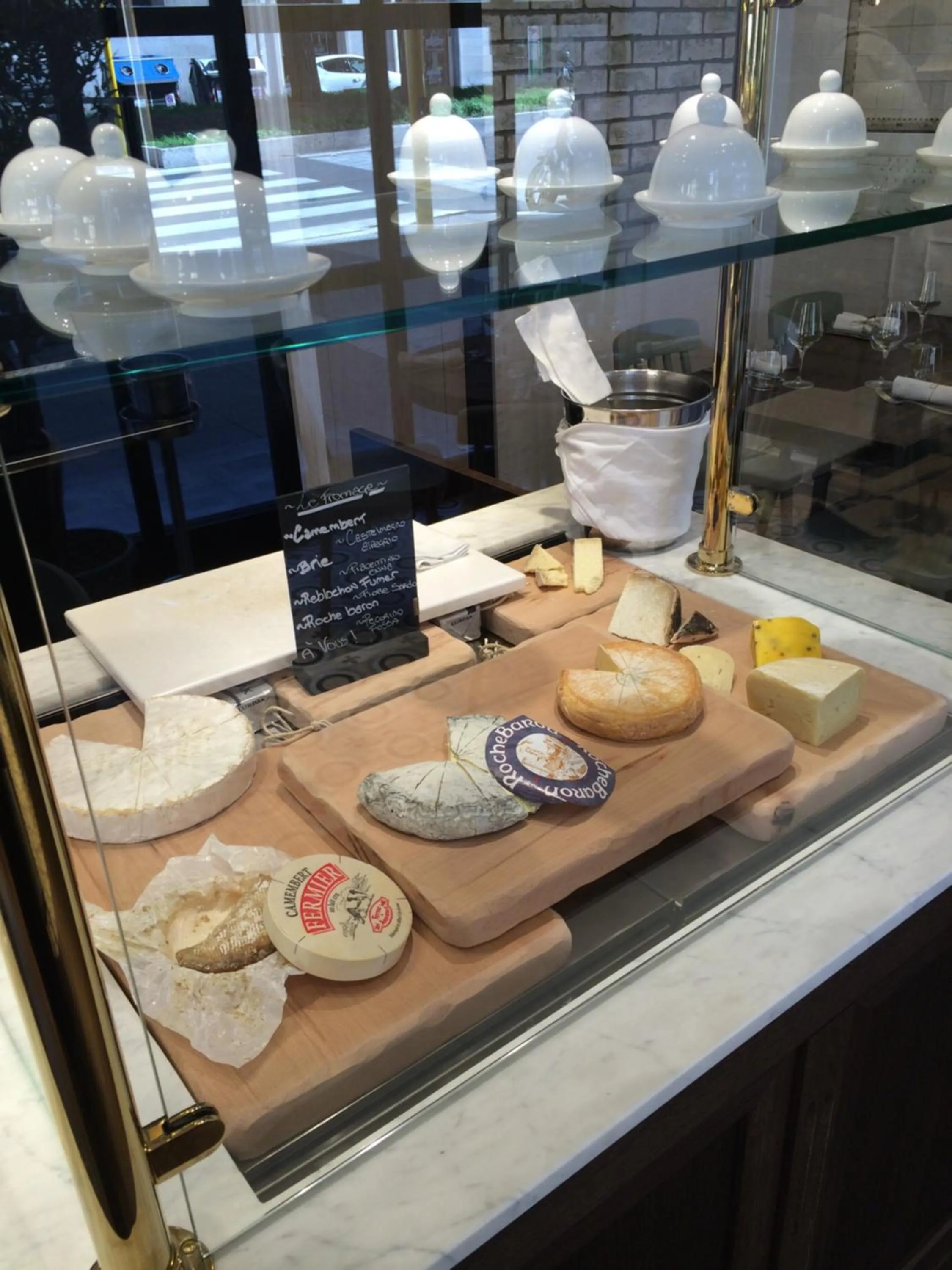 Food and drinks in Les Fleurs Luxury House