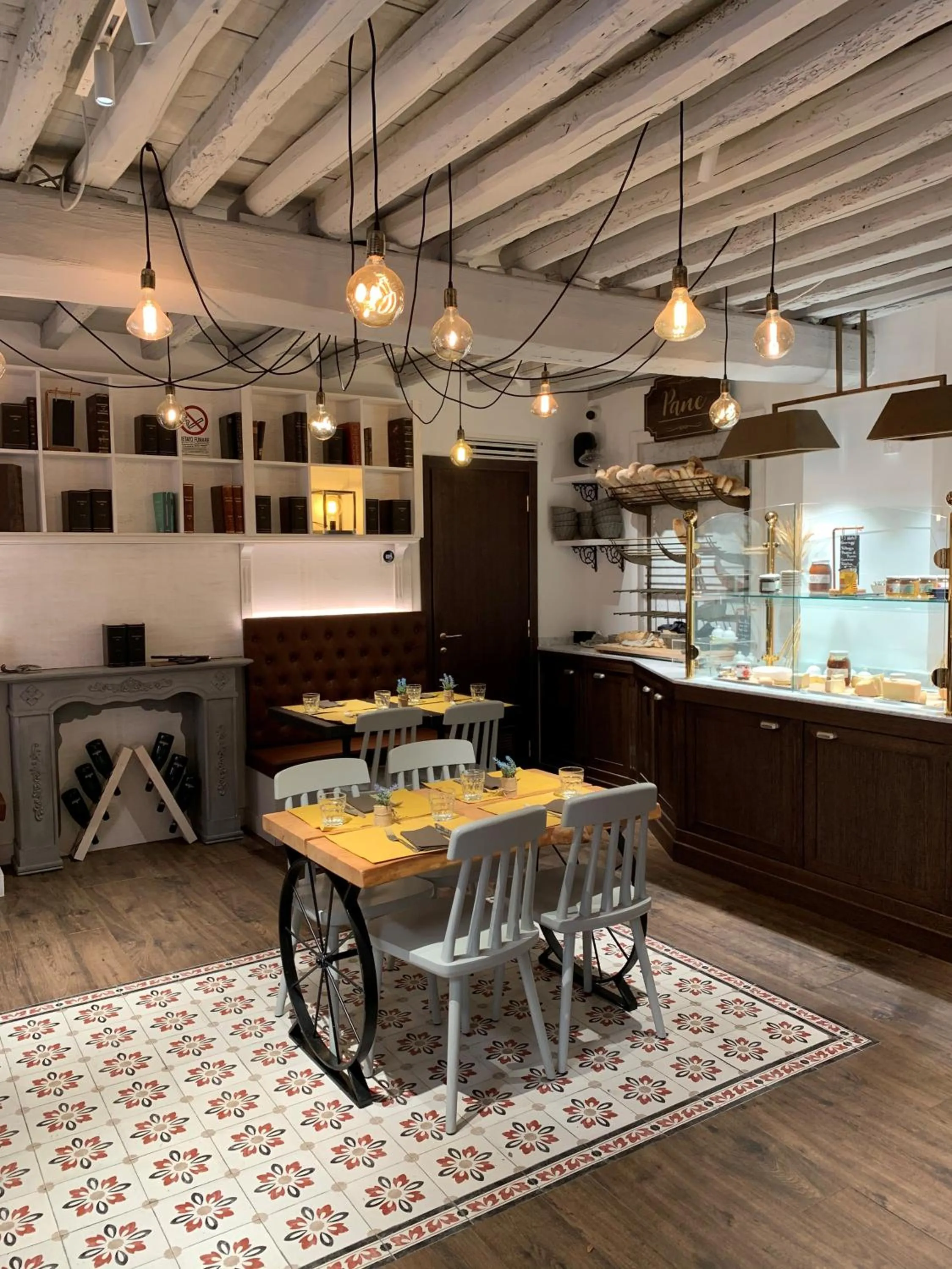 Restaurant/places to eat in Les Fleurs Luxury House