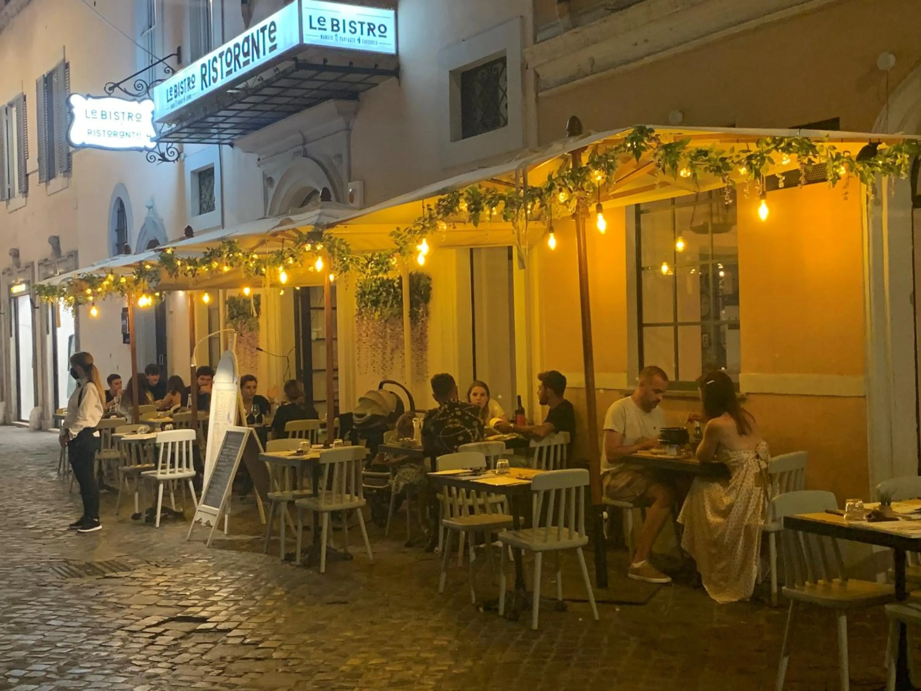 Restaurant/places to eat in Les Fleurs Luxury House