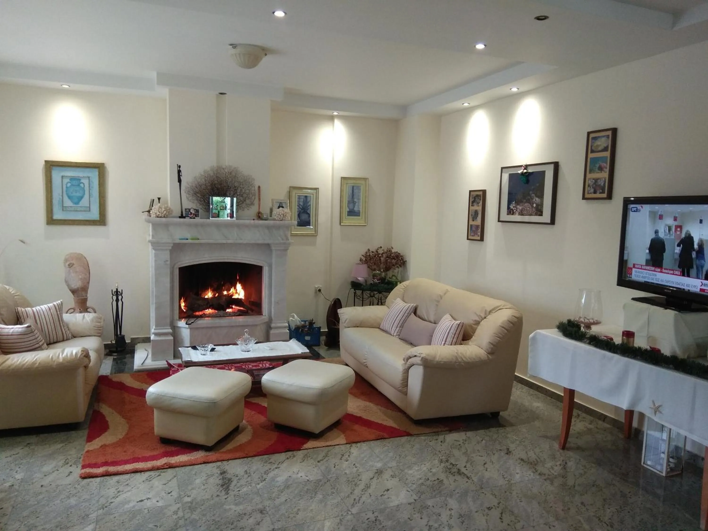 Communal lounge/ TV room in Coralli Hotel