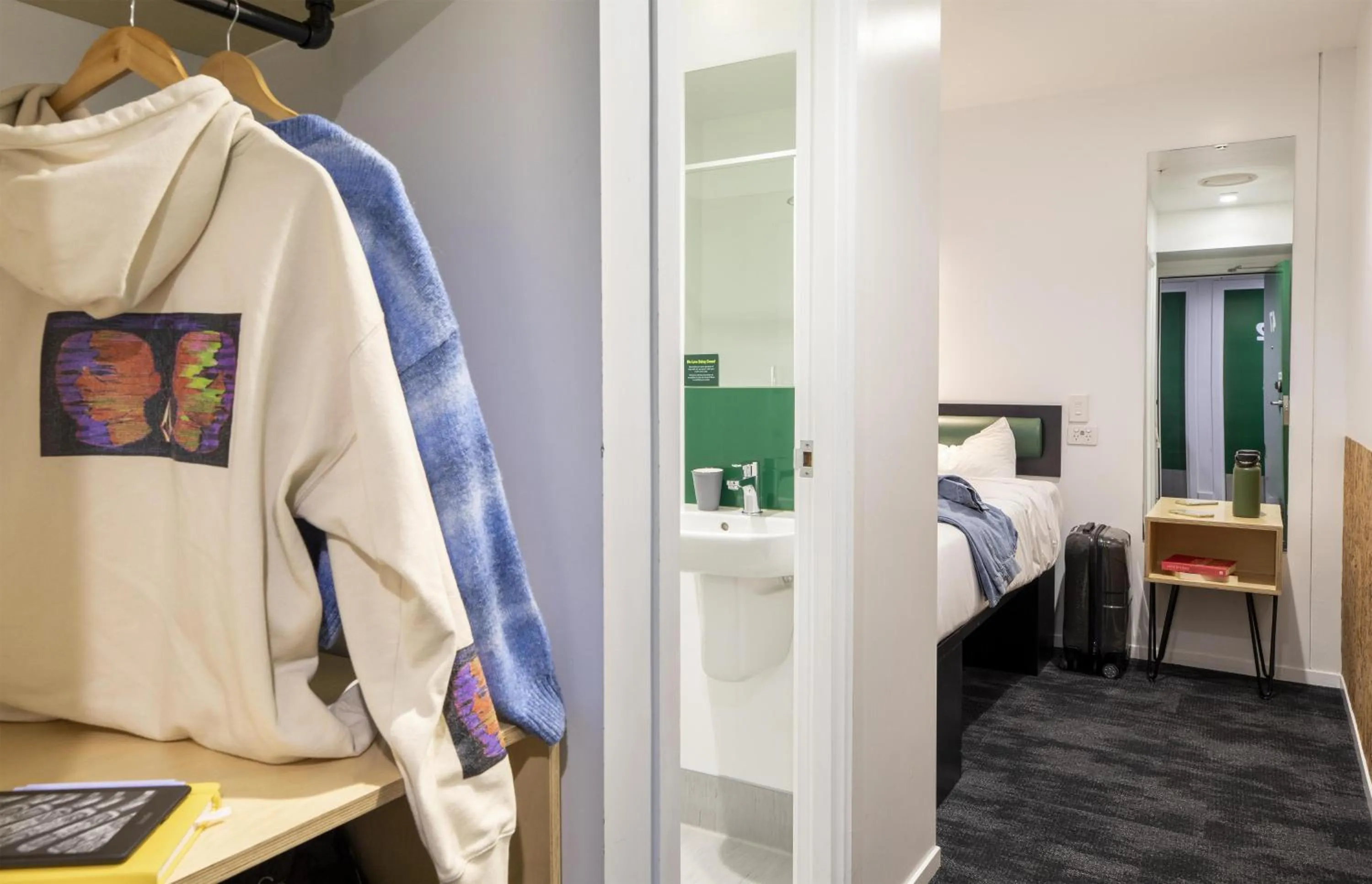 Photo of the whole room, Bed in LyLo Queenstown