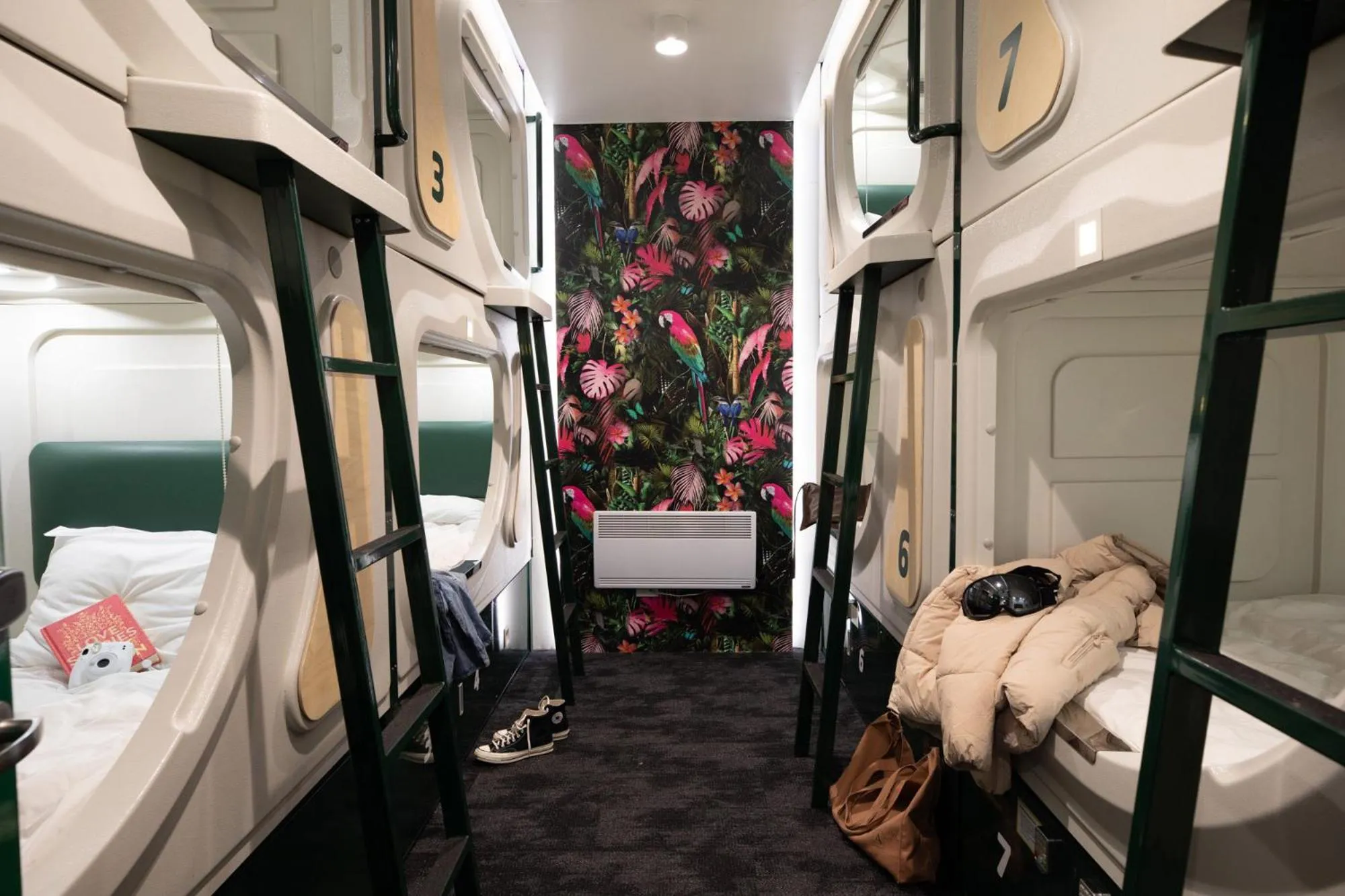 Photo of the whole room, Bed in Jucy Snooze Queenstown