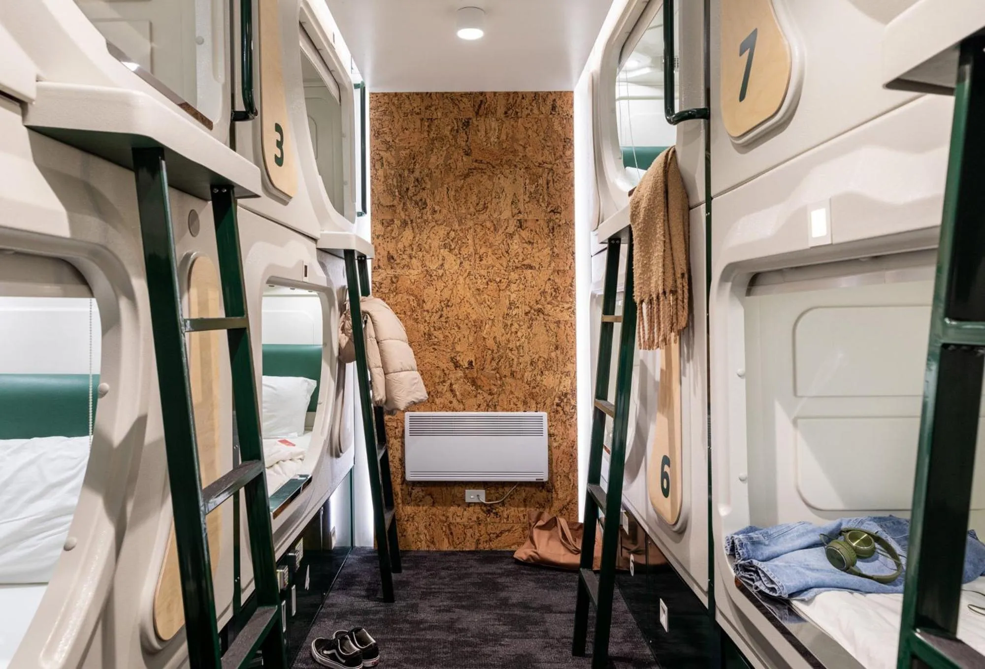 Photo of the whole room, Bed in LyLo Queenstown