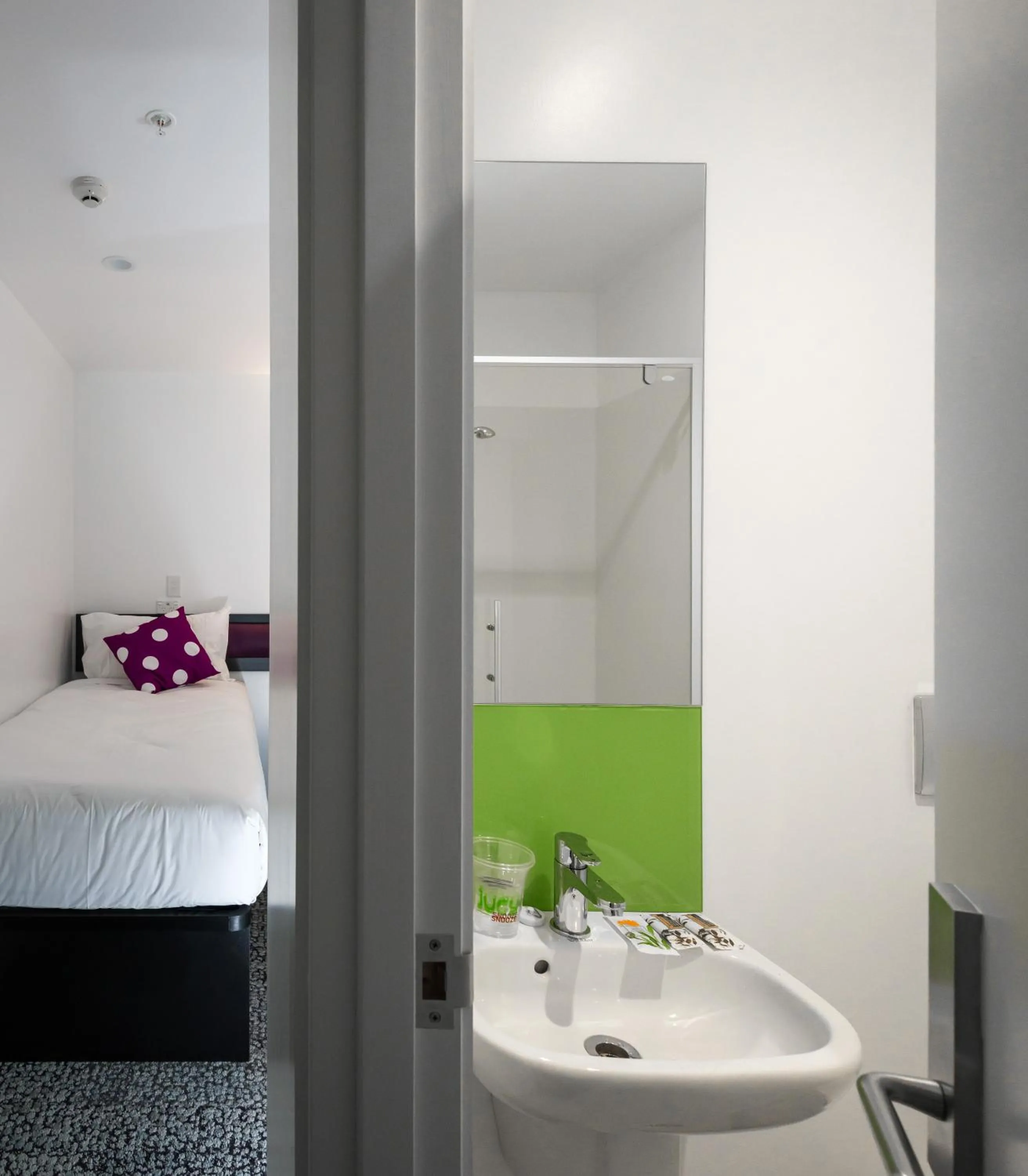 Shower, Bed in LyLo Queenstown