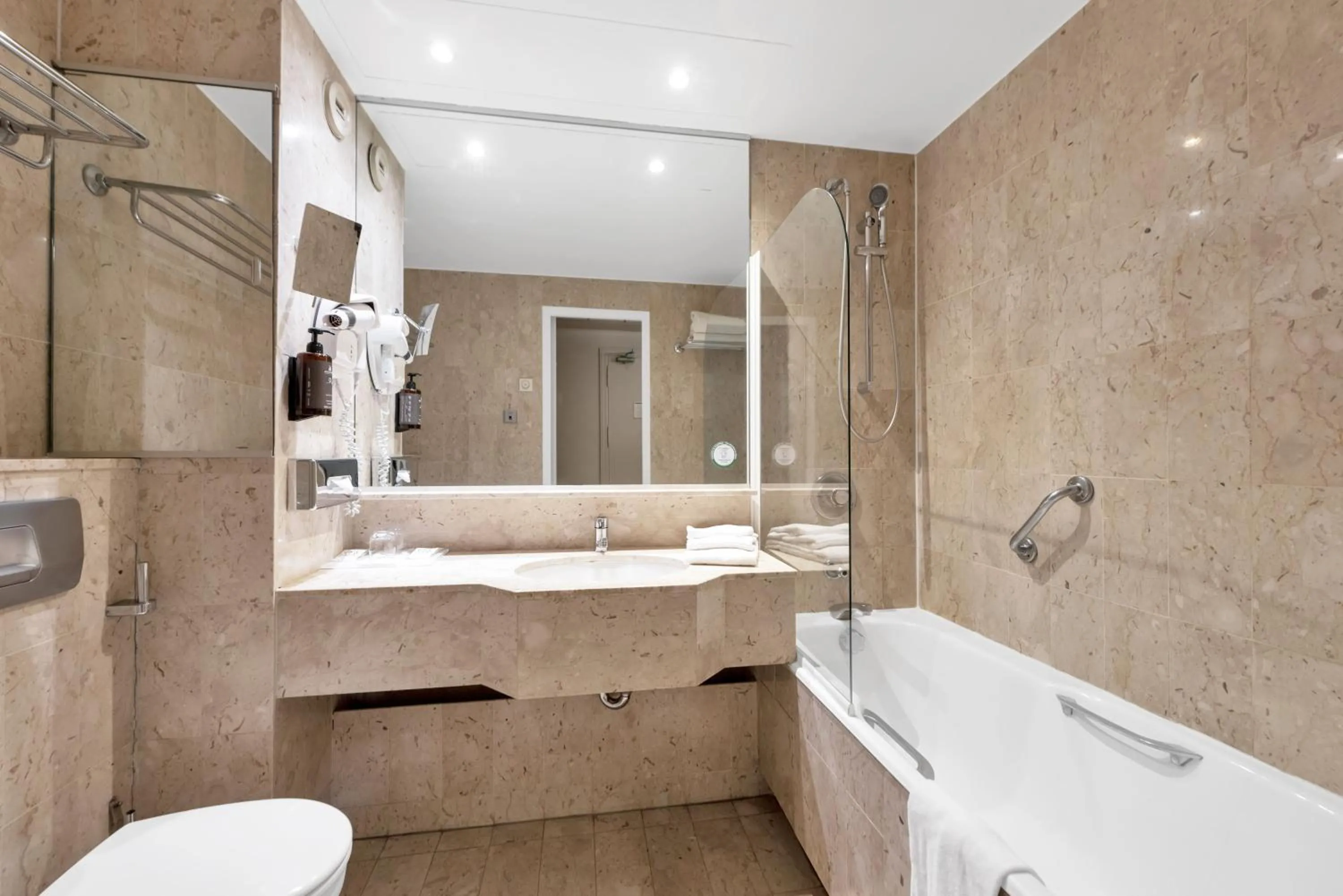 Bathroom in Hotel Beau Rivage