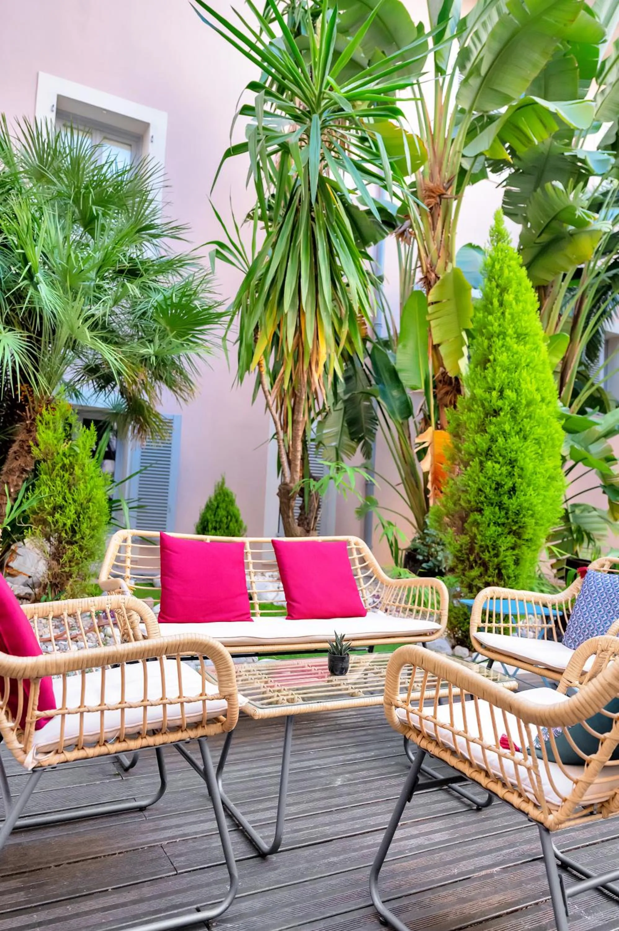 Patio in Hotel Beau Rivage