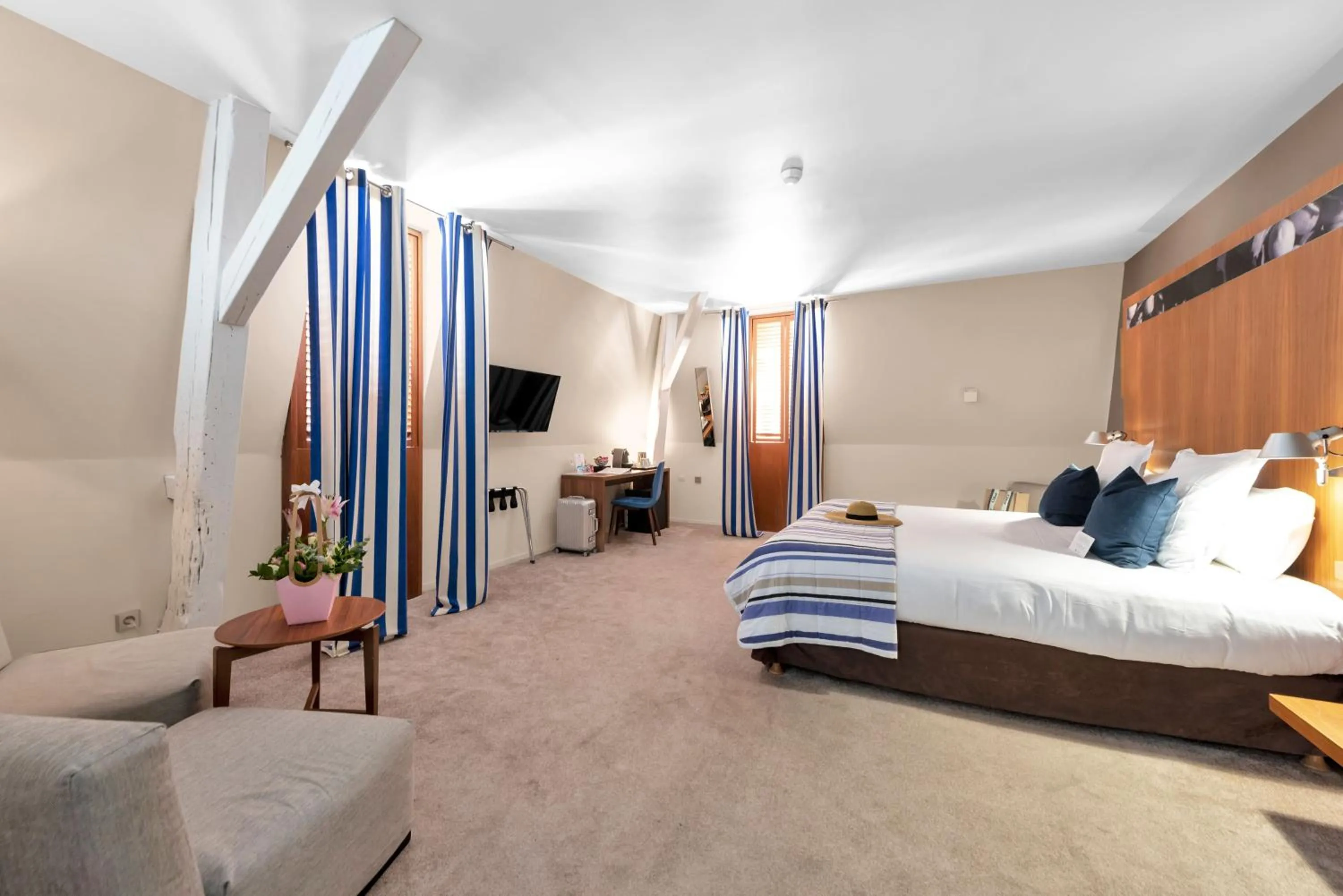 Photo of the whole room, Bed in Hotel Beau Rivage