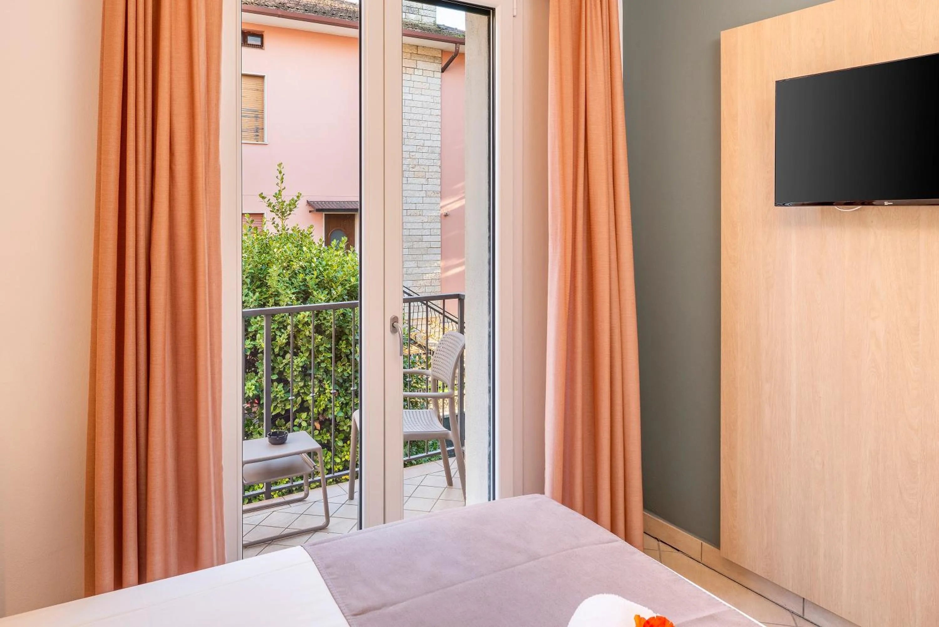 Patio, Bed in Hotel Taormina