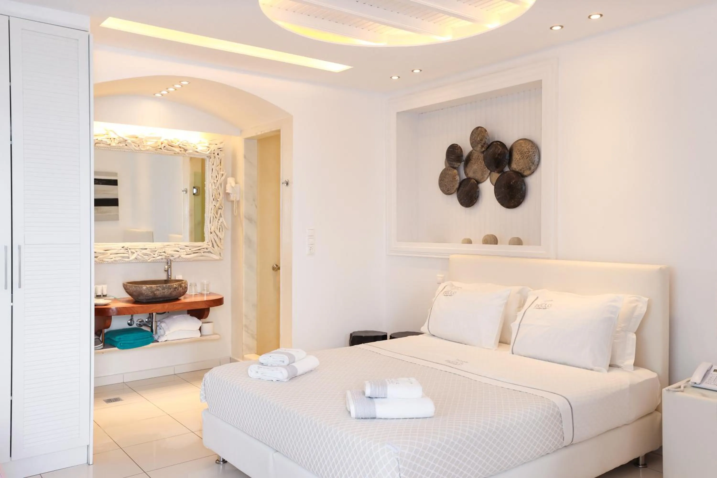 Photo of the whole room in Ibiscus Boutique