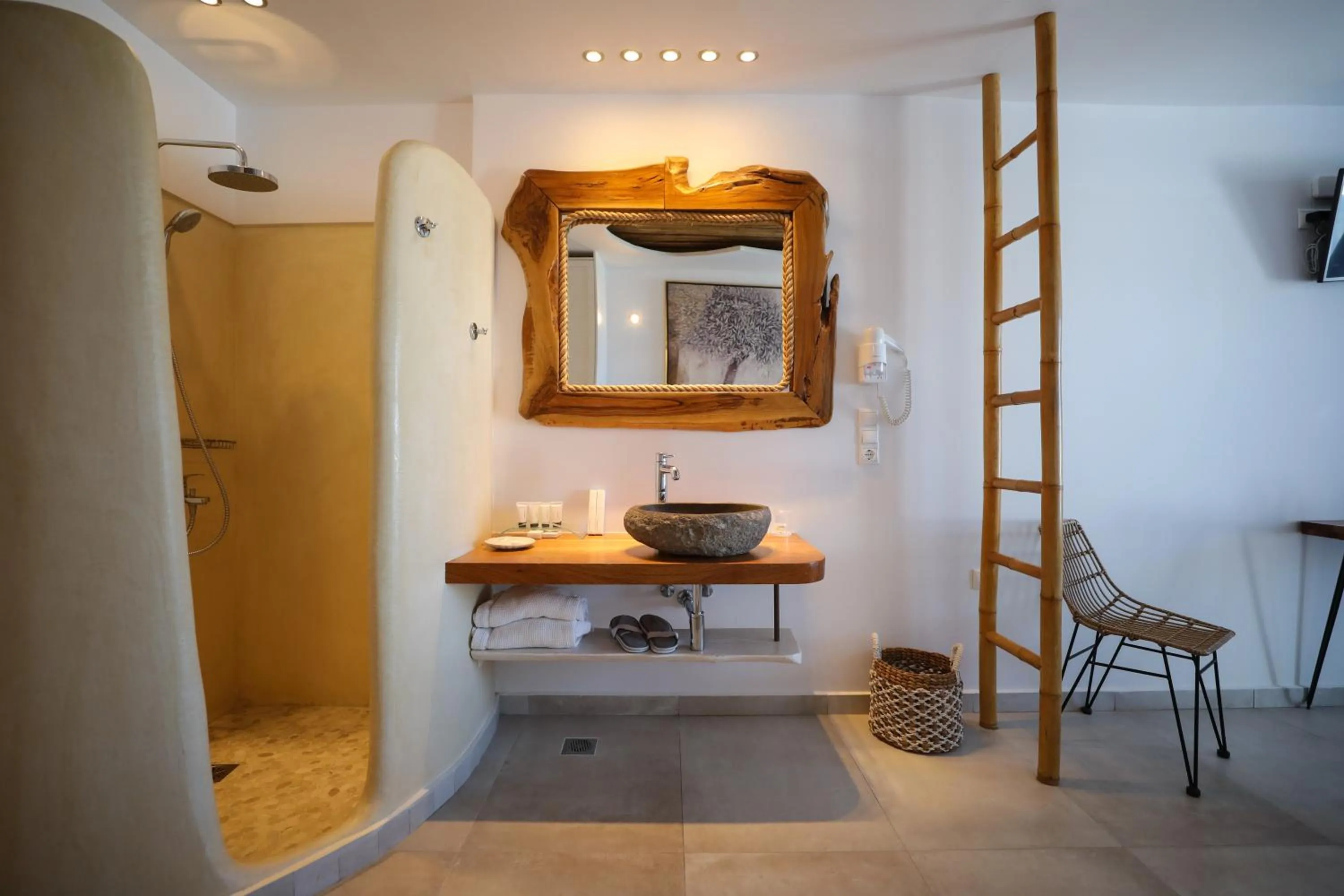 Shower in Ibiscus Boutique