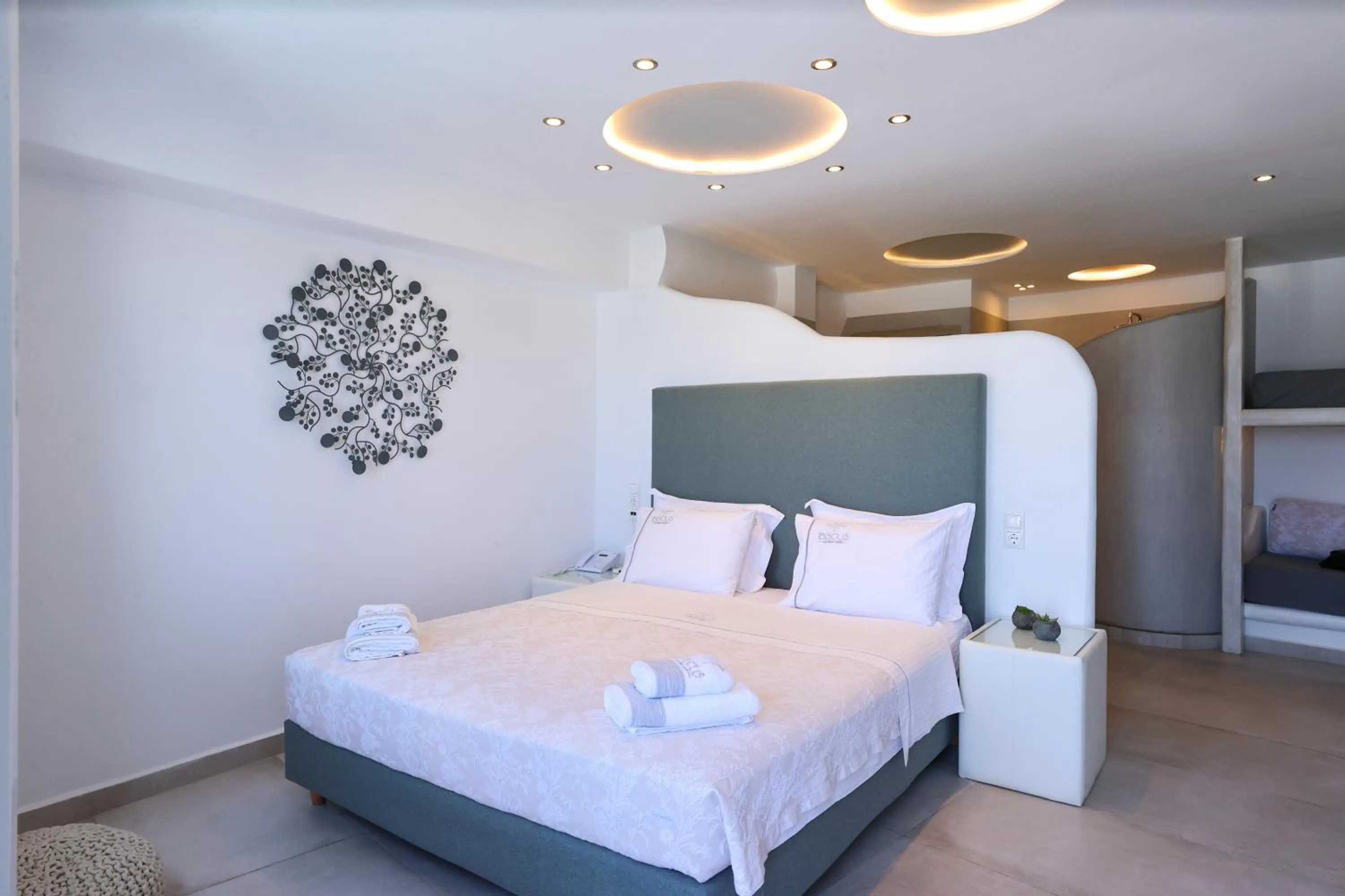 Photo of the whole room, Bed in Ibiscus Boutique