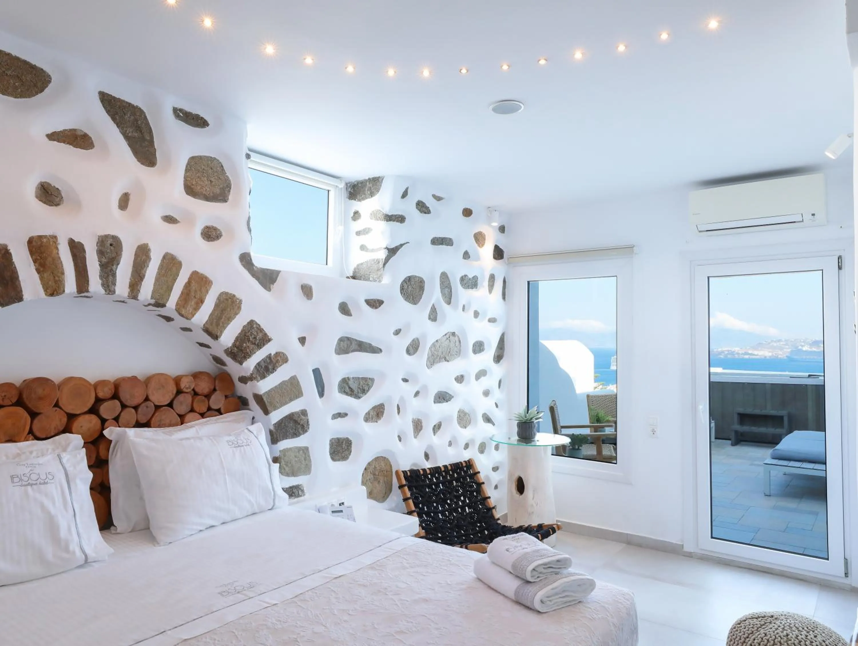 Photo of the whole room, Bed in Ibiscus Boutique