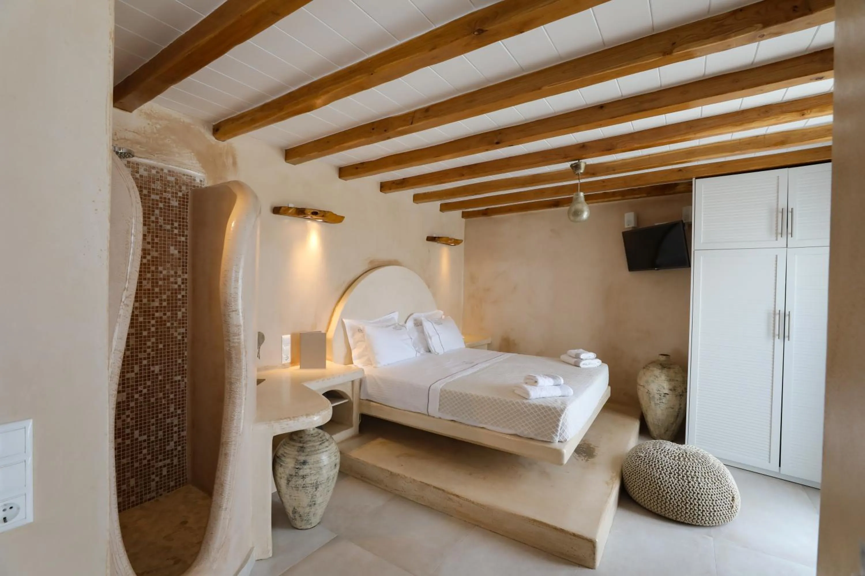 Shower, Bed in Ibiscus Boutique