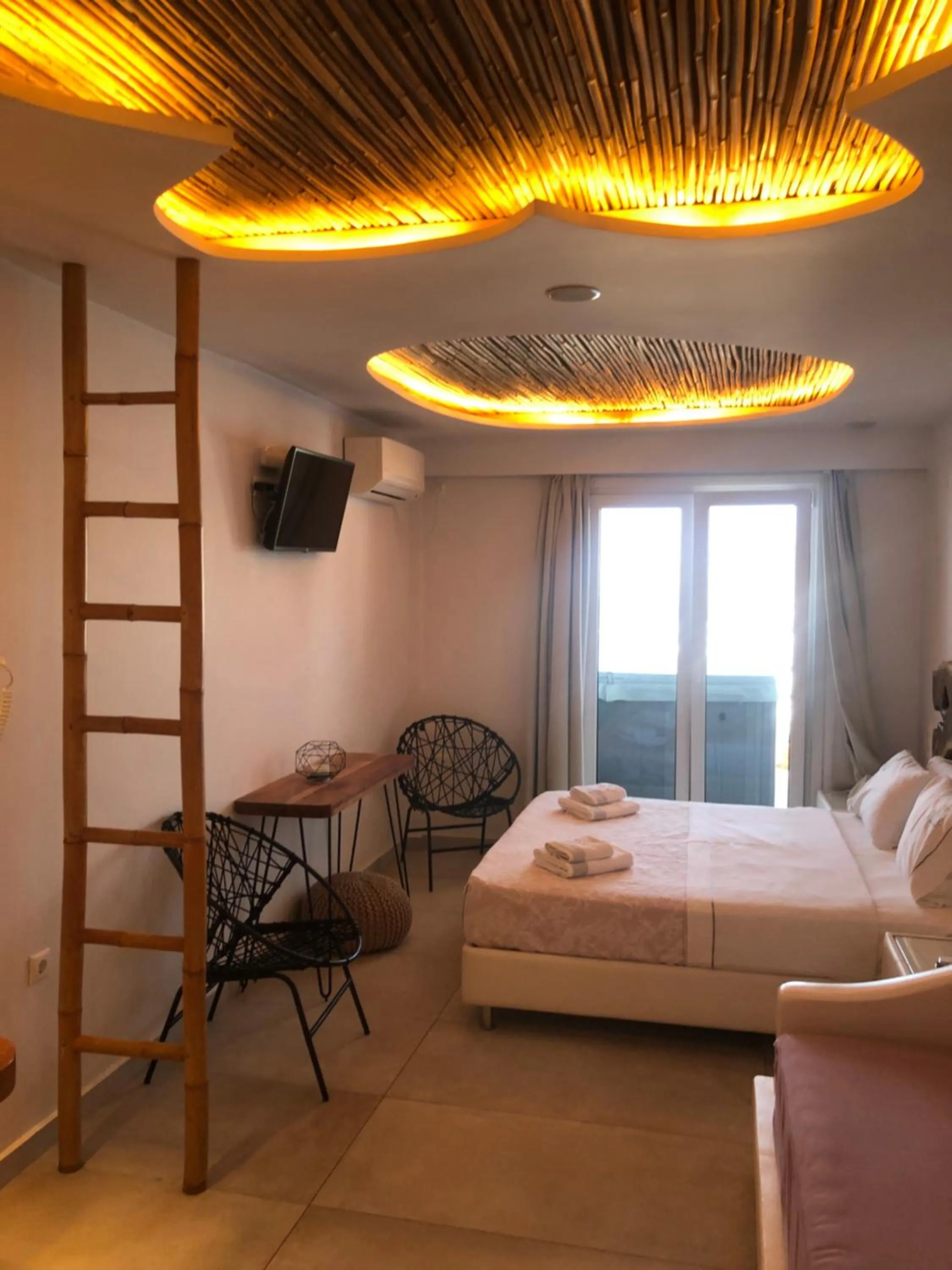 Photo of the whole room, Bed in Ibiscus Boutique