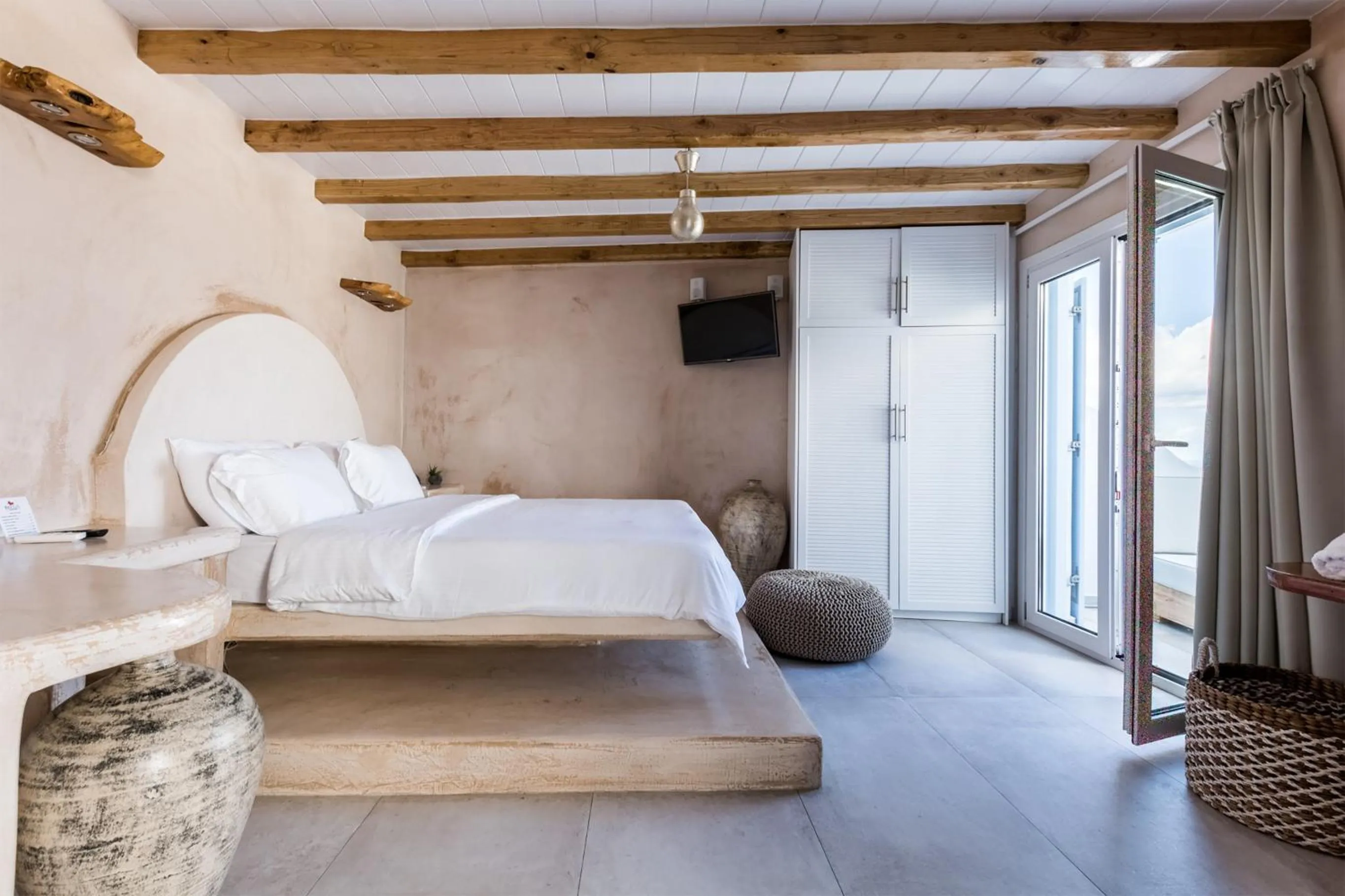 Photo of the whole room, Bed in Ibiscus Boutique