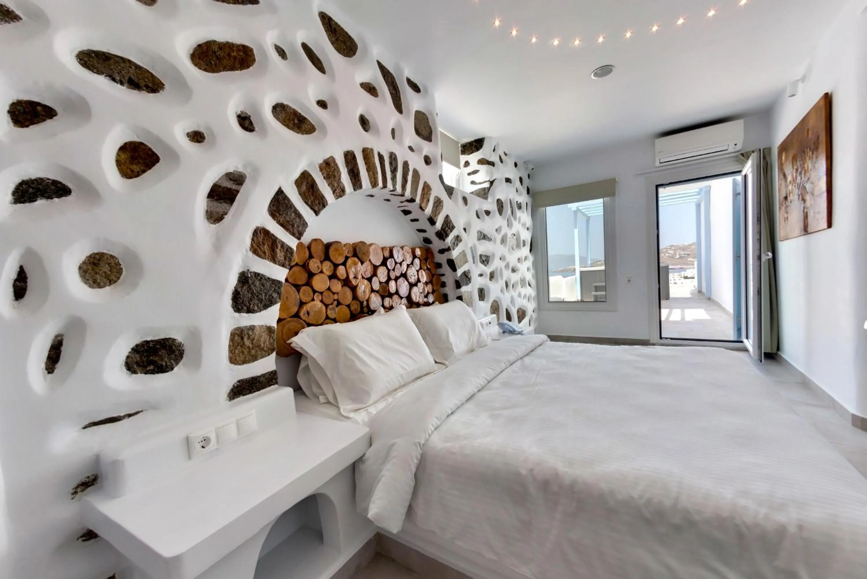 Photo of the whole room, Bed in Ibiscus Boutique