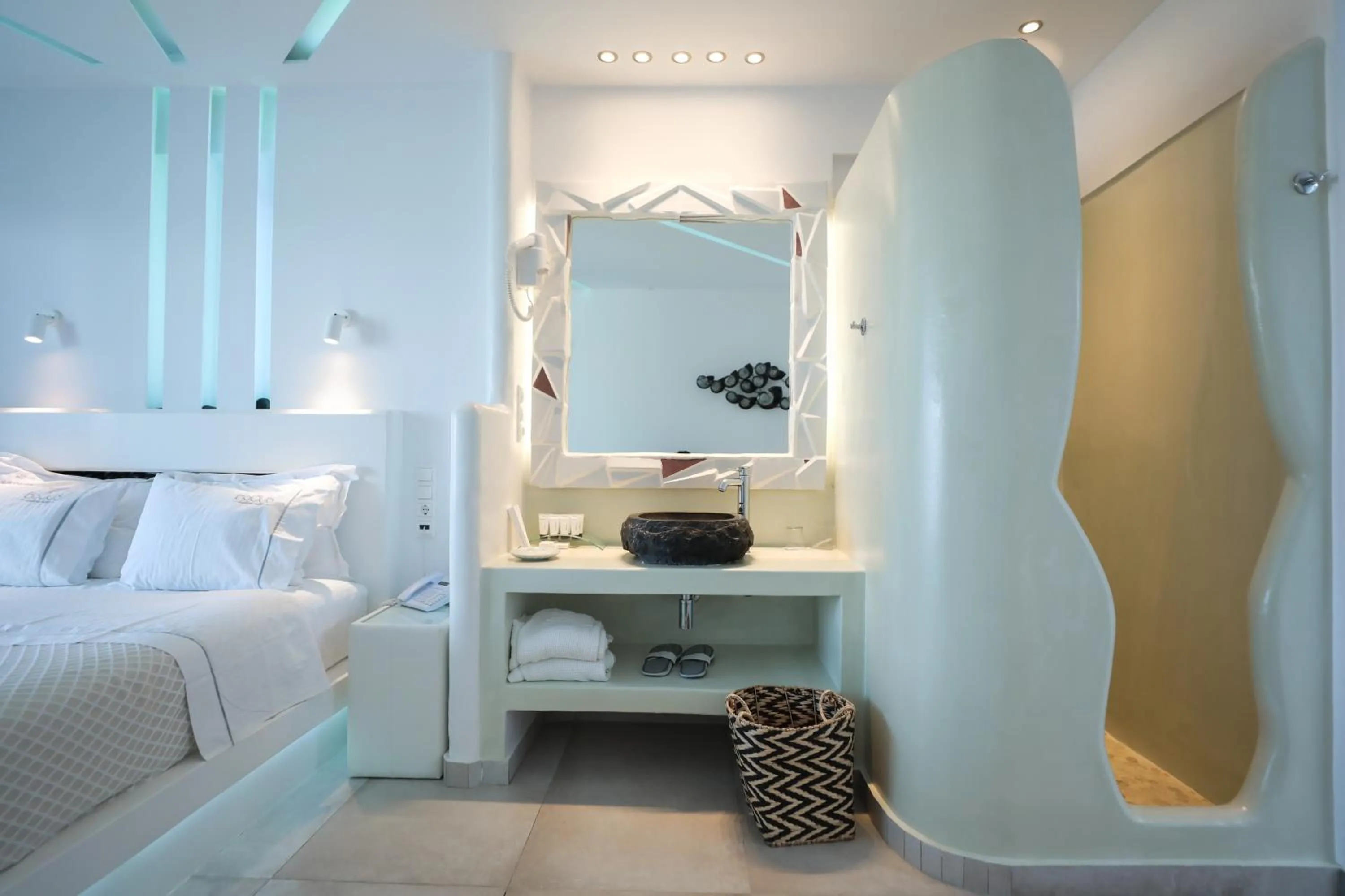 Shower, Bed in Ibiscus Boutique